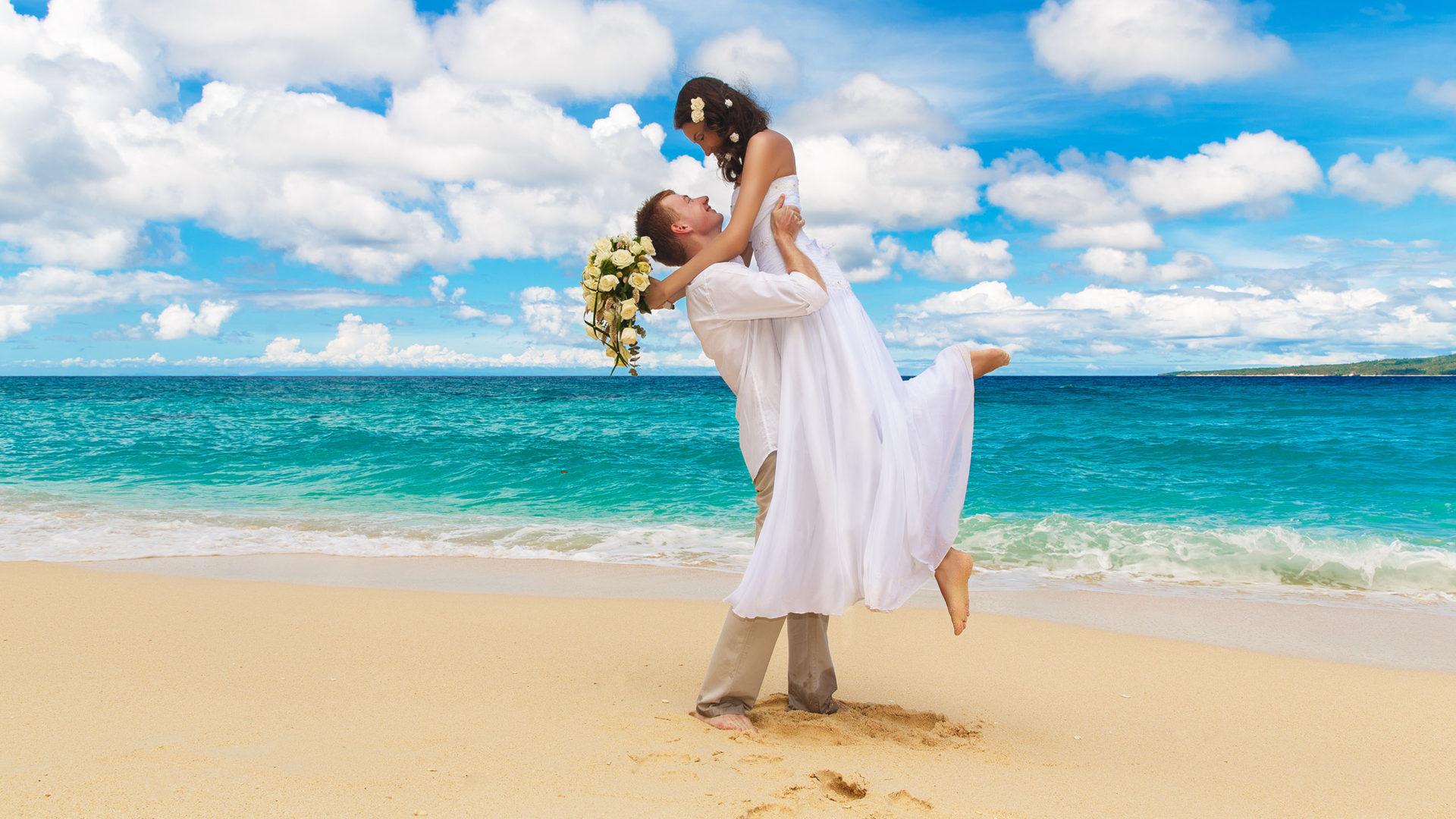 1920x1080 Wedding picture on the beach happy married couple Romantic Wallpaper HD :
