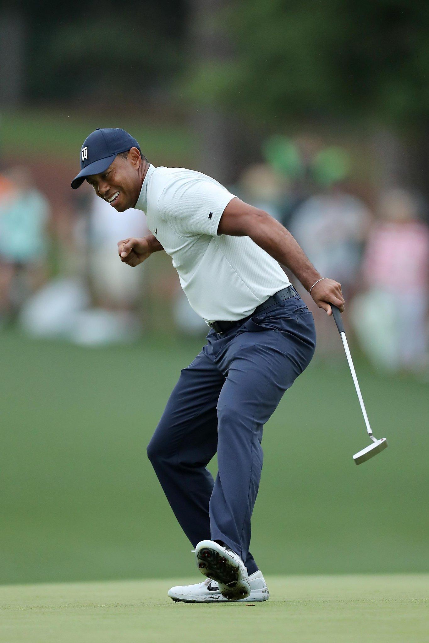 1365x2048 Tiger Woods hot on leaders' heels