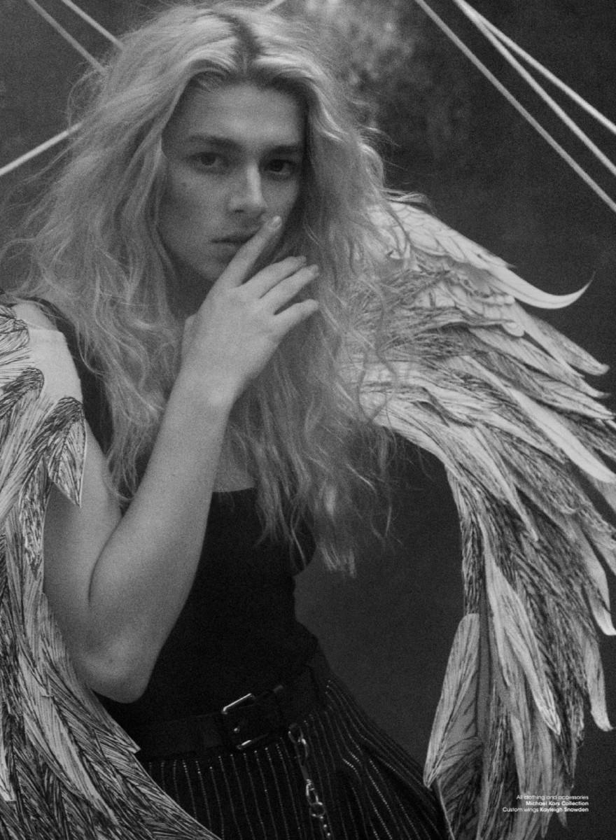 880x1200 Hunter Schafer wallpaper