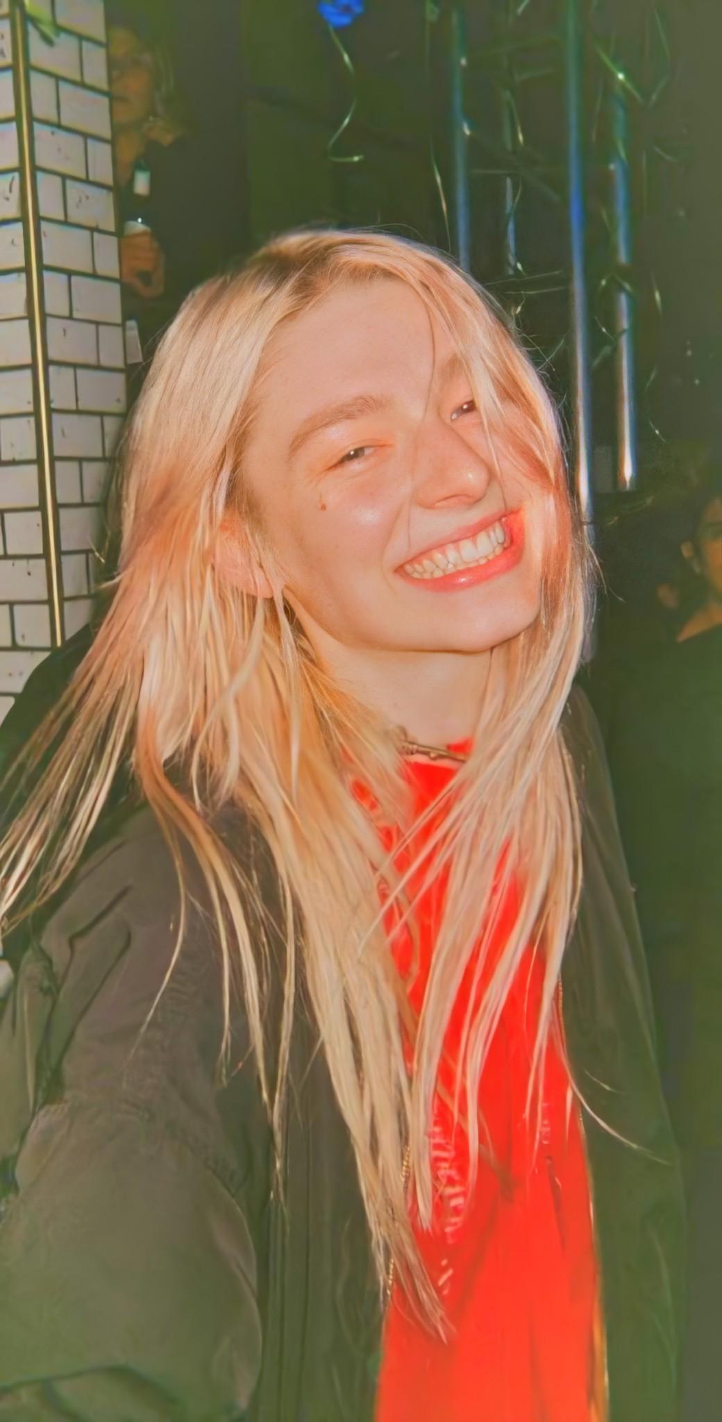 1040x2048 hunter schafer wallpaper