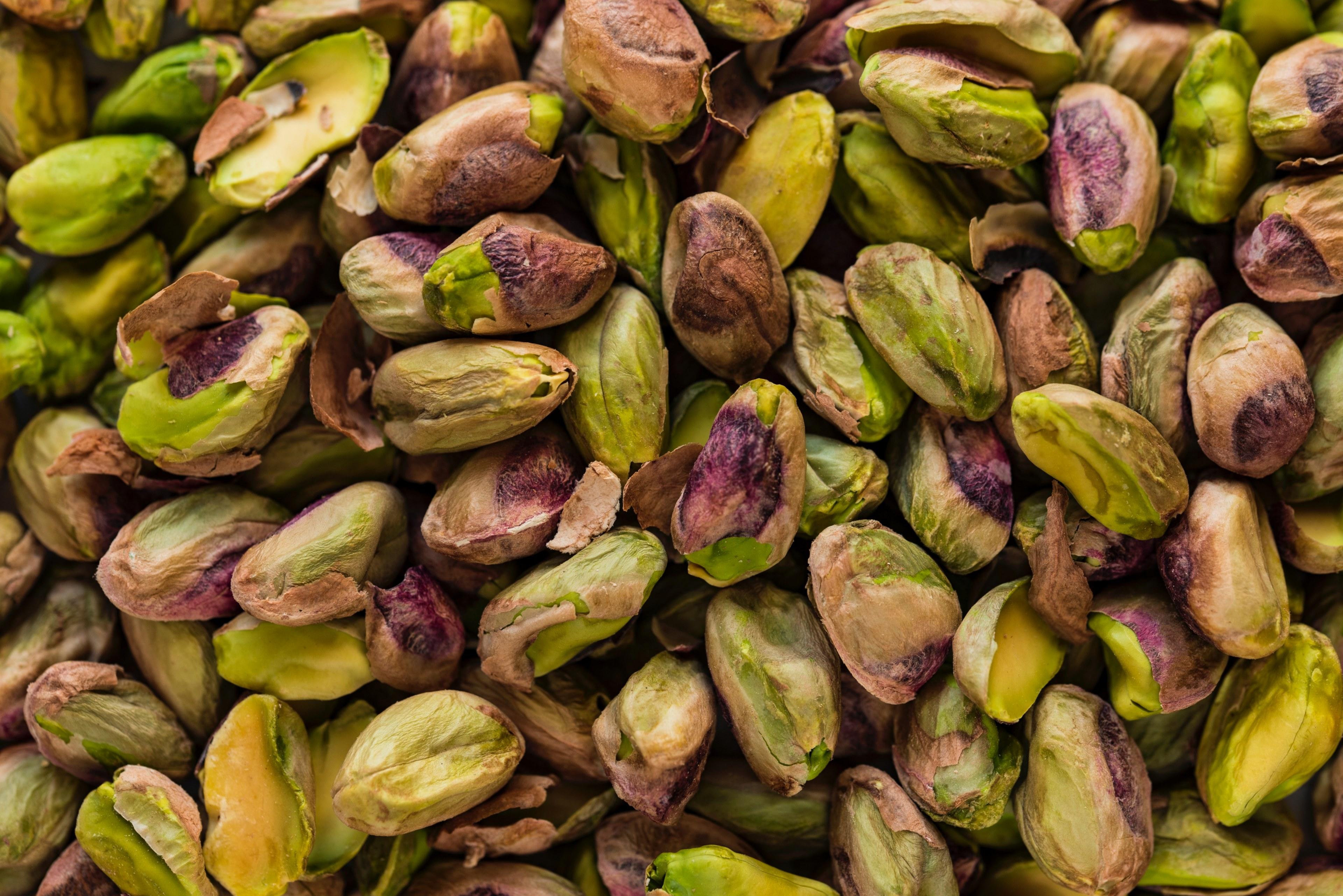3840x2563 Wallpaper / pile of raw green pistachios nuts, healthy pistachio snack 4k wallpaper