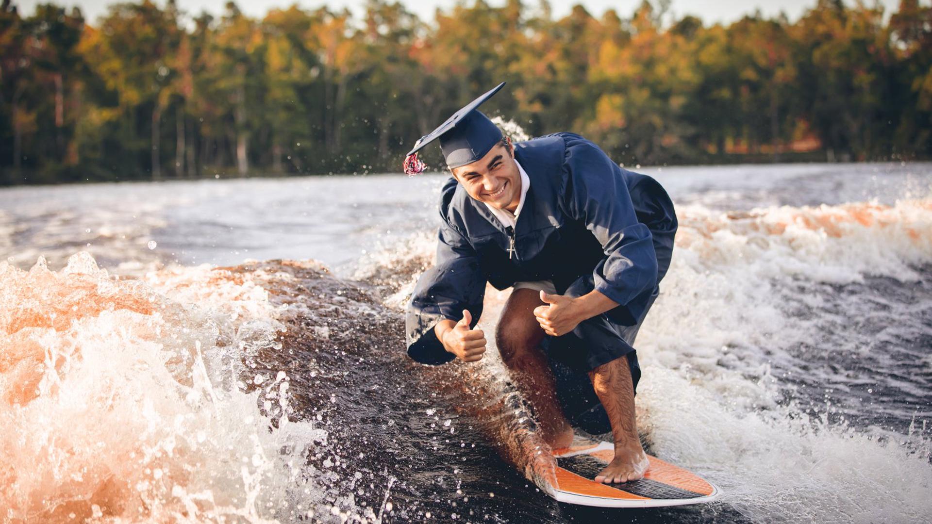 1920x1080 Florida graduate wakesurfing in graduation cap and gown goes viral