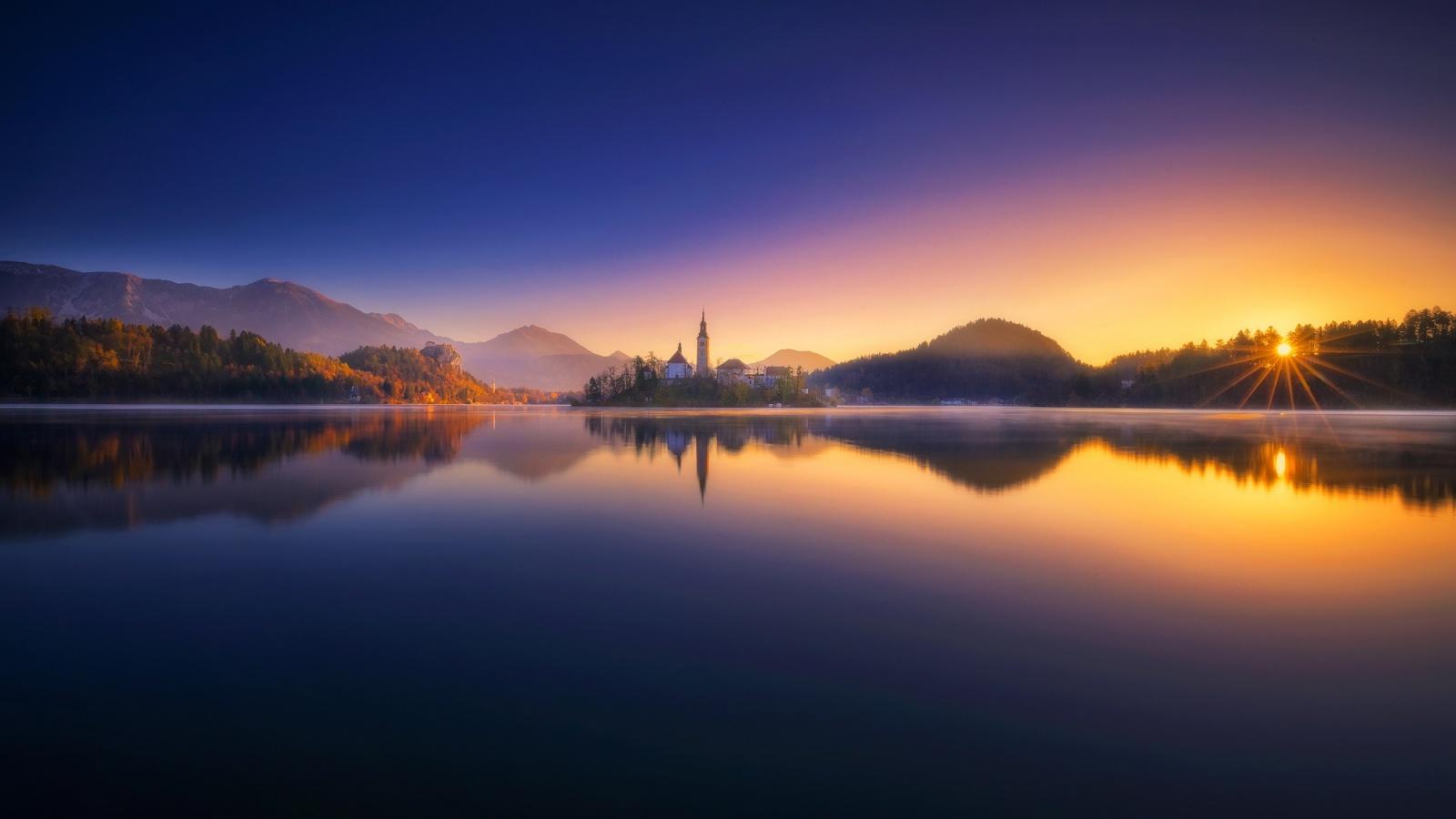 1600x900 Beautiful Lake Sunrise Wallpaper
