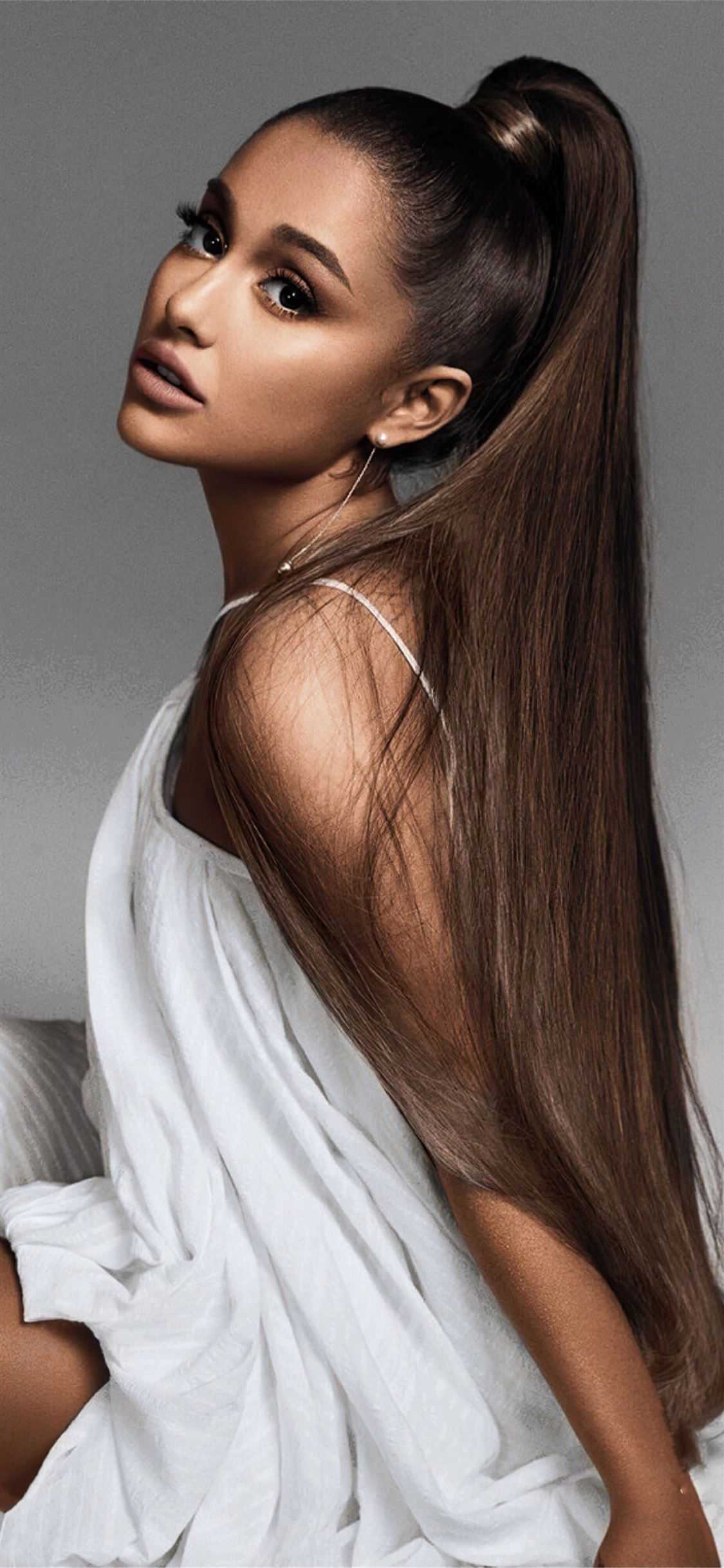 1125x2436 Ariana Grande Wallpaper