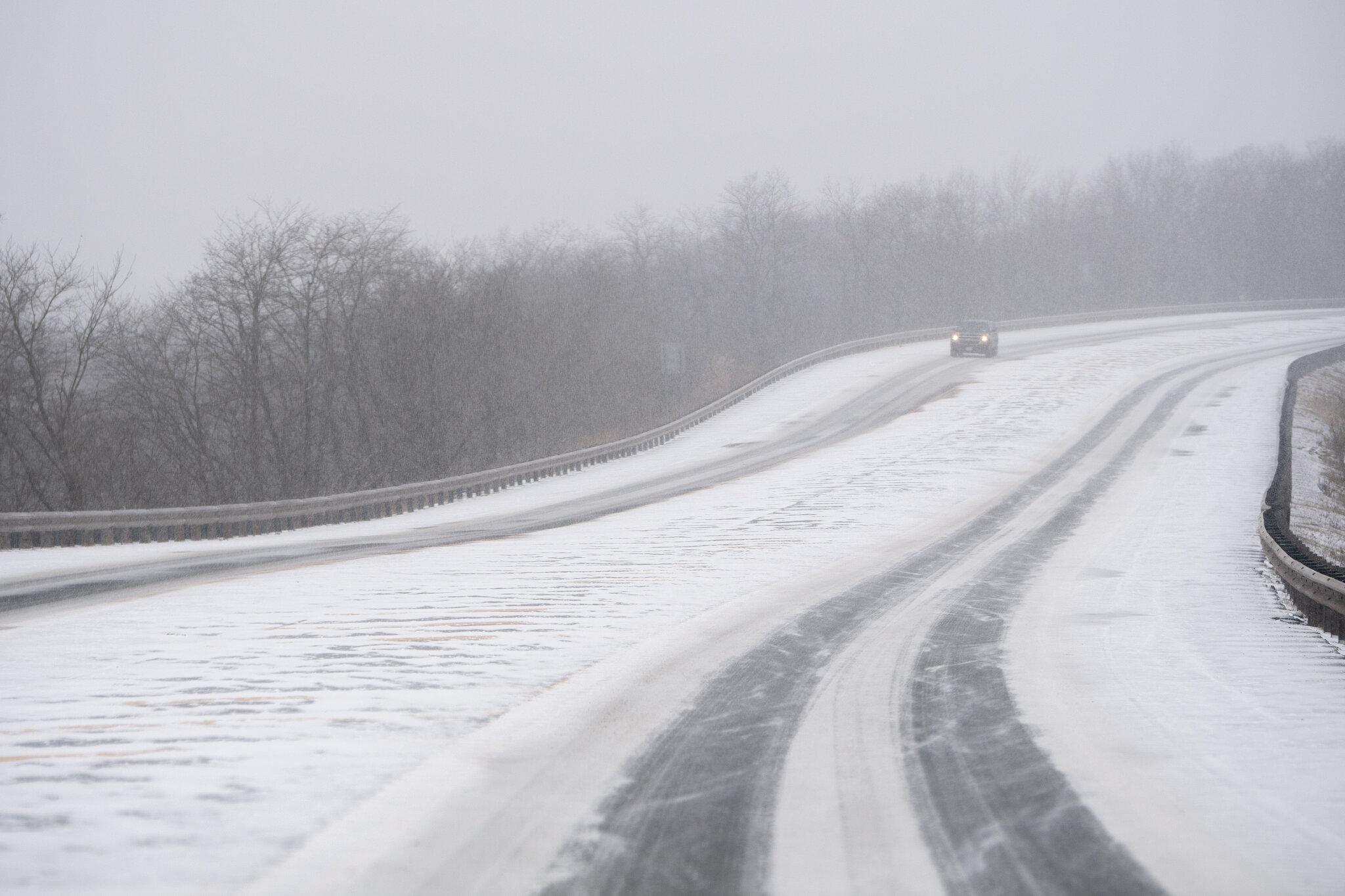 2048x1365 Snowy Blast Causes Havoc on the Roads