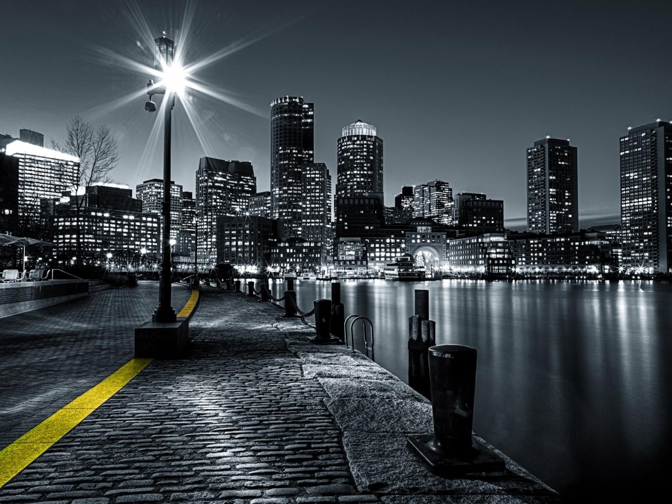 1332x1000 Beautiful Black And White City Wallpaper