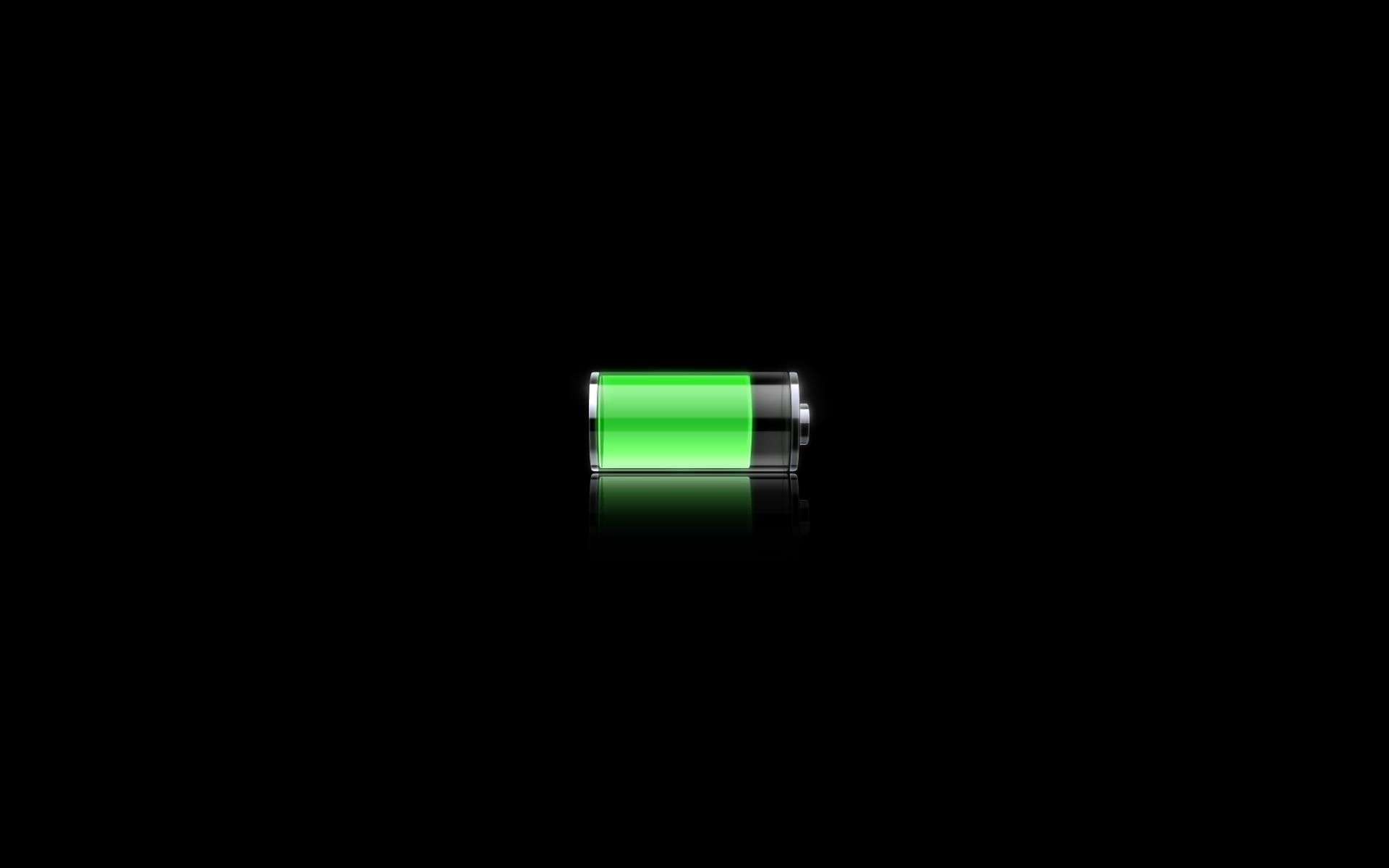 50 процентов зарядки. Батарея разряжена. Полная зарядка батареи. Батарейка на черном фоне. Батарейки на темном фоне.