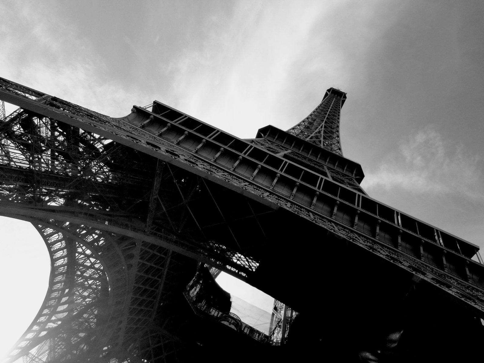 1600x1200 High Resolution Black And White Desktop Wallpaper