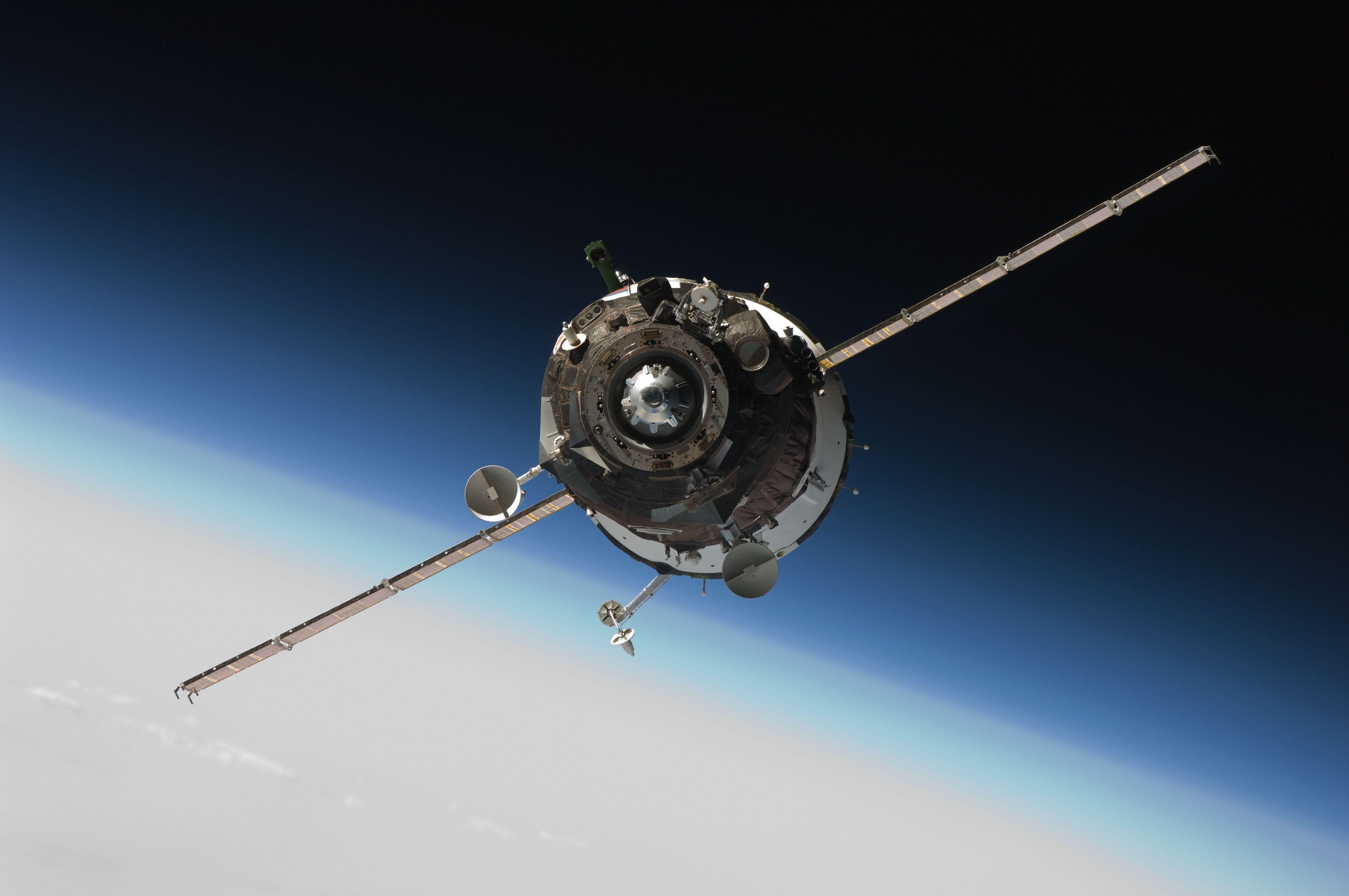 4288x2848 Soyuz Wallpaper