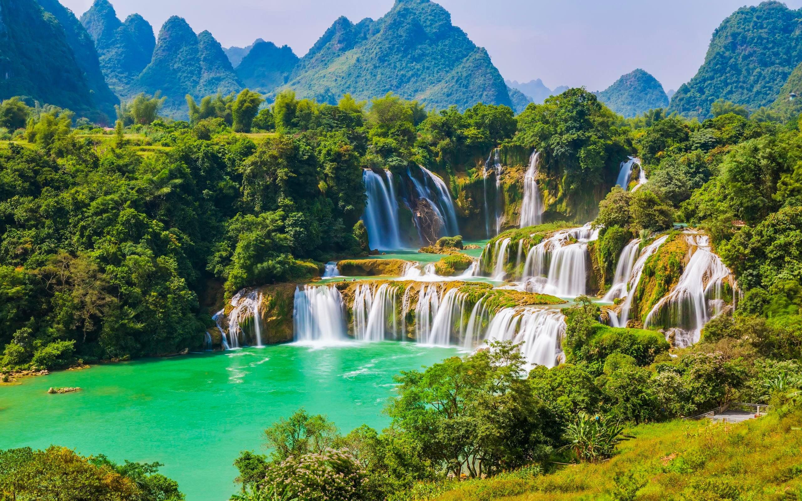 2560x1600 wonderful waterfall in the jungle [2560*1600]