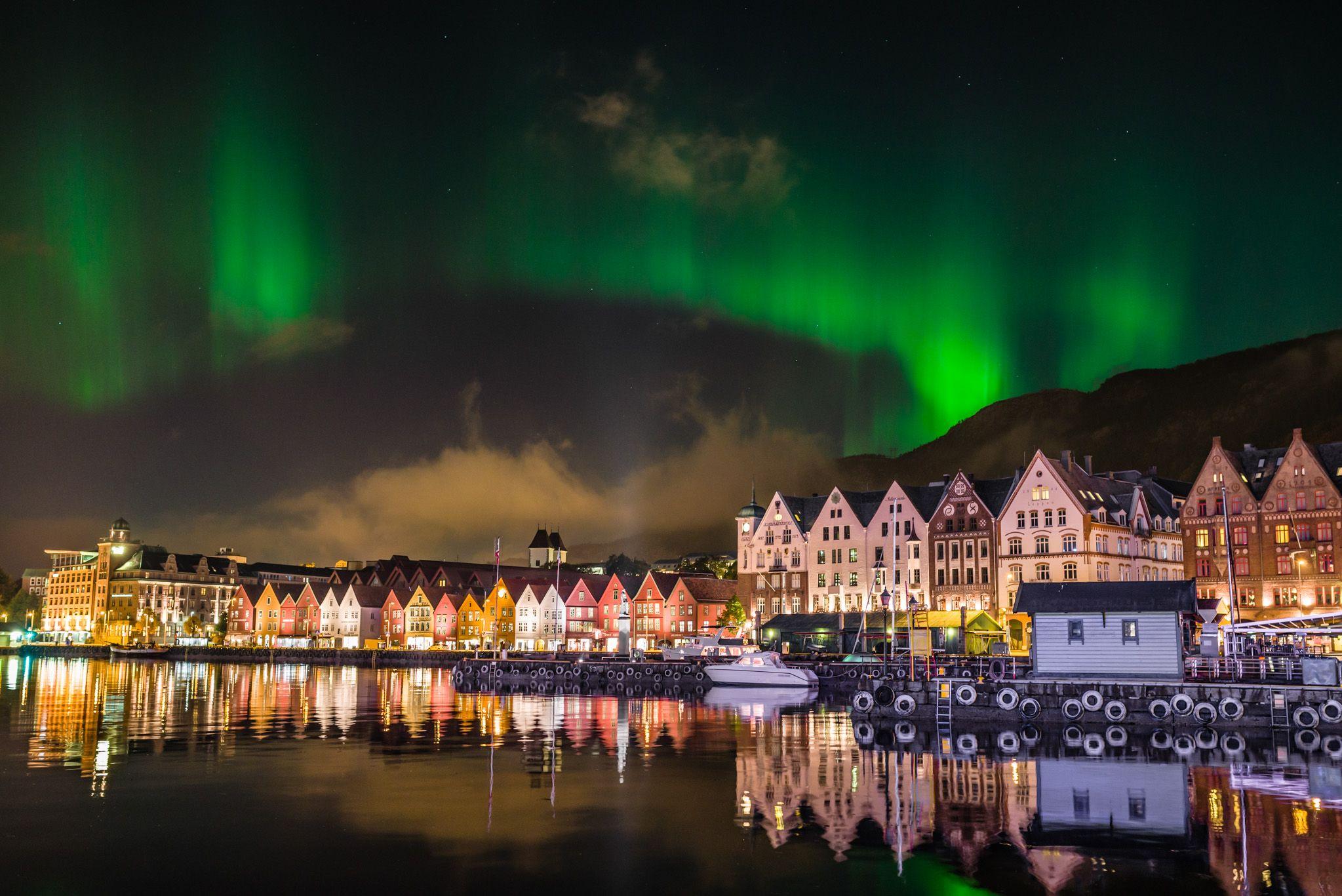 2047x1367 Aurora Borealis Wallpaper