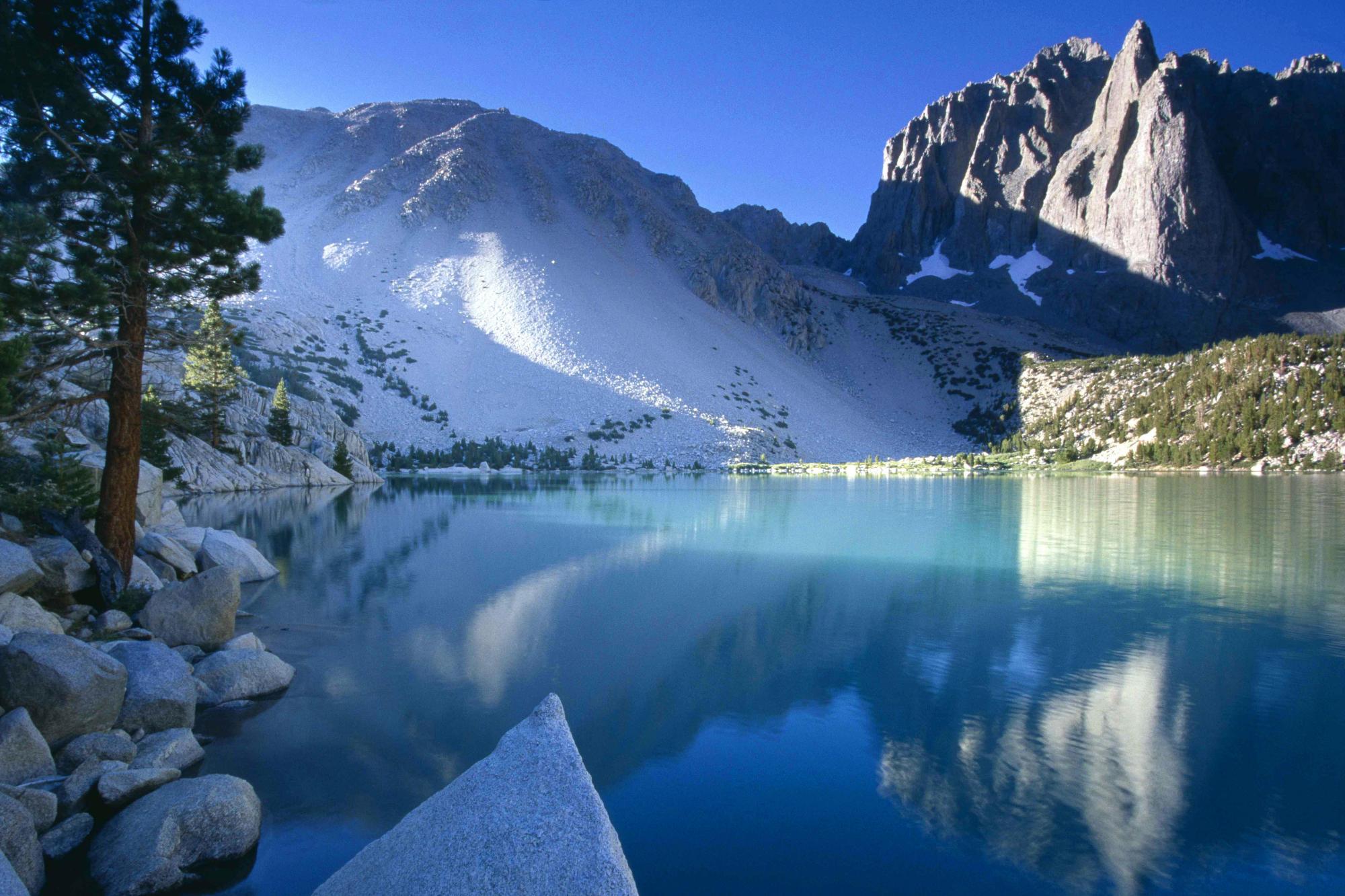 2000x1333 mountain lake