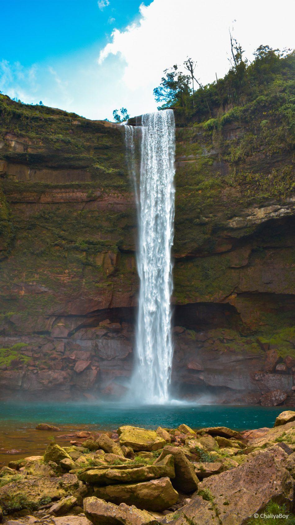 950x1689 Waterfall Blue Sky Phe Phe Falls 4K Ultra HD Mobile Wallpaper