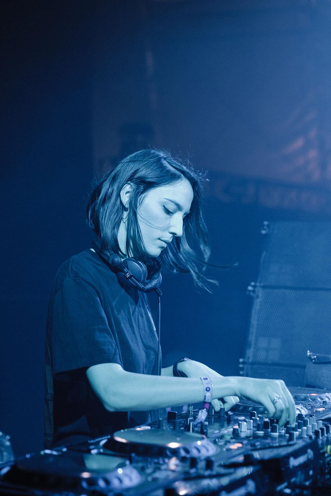 1067x1600 Amelie Lens HD Console