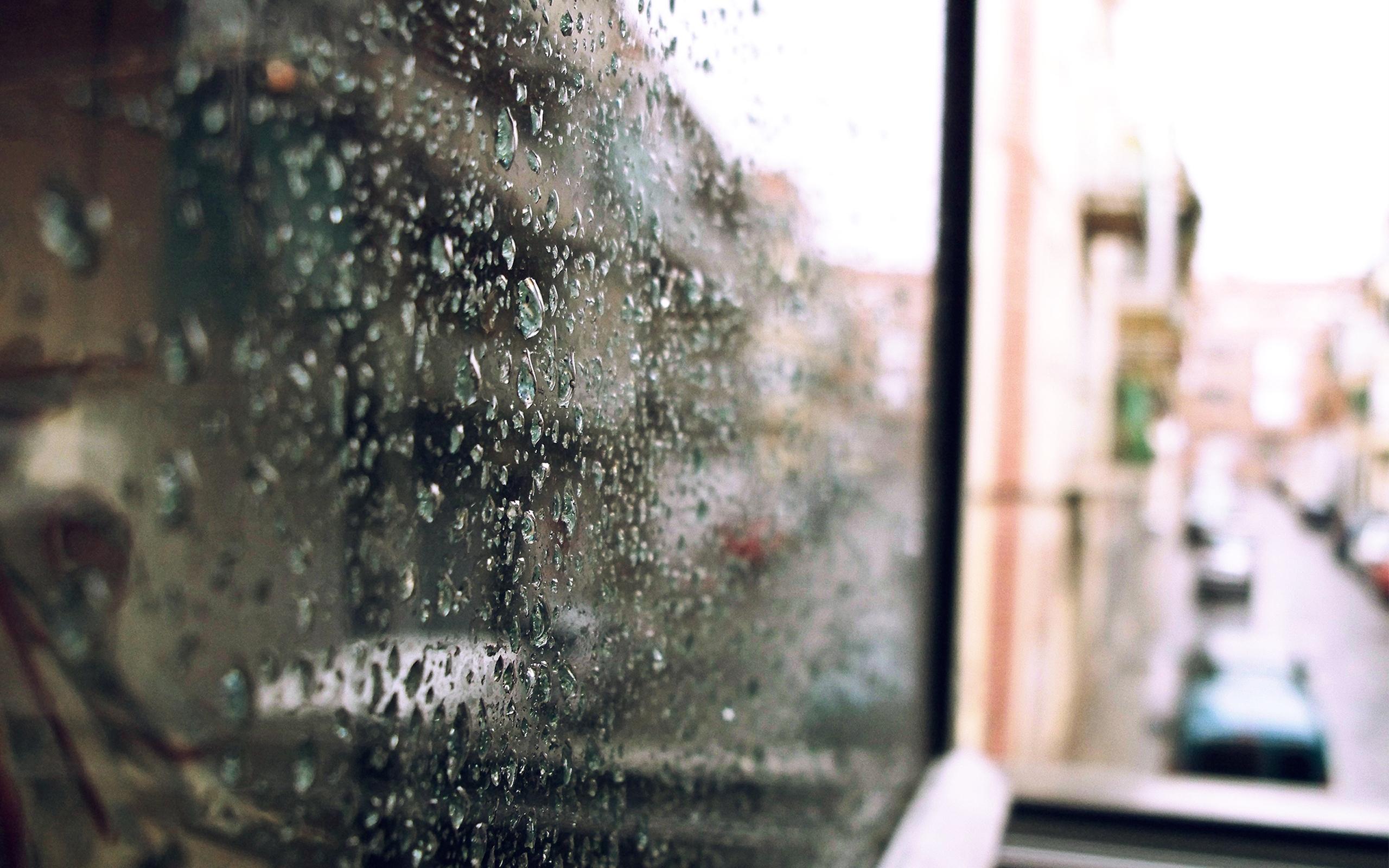 Размытое окно. Дождь за окном. Дождь в окне. Капли дождя на окне. Дождливое окно.