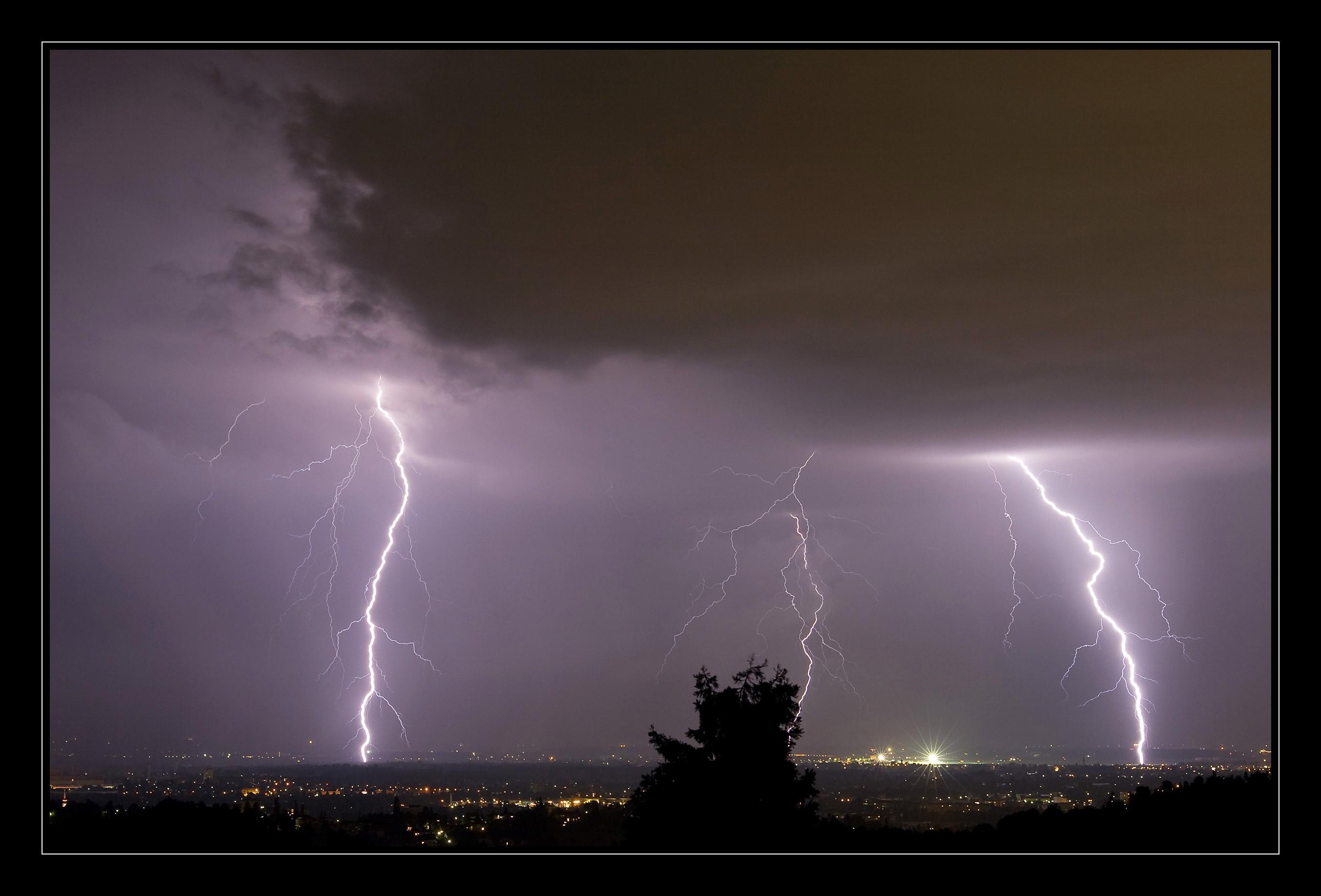 2704x1835 Fake and Overused Weather Photo: Avoid Sharing These Viral Image. The Weather Channel from The Weather Channel