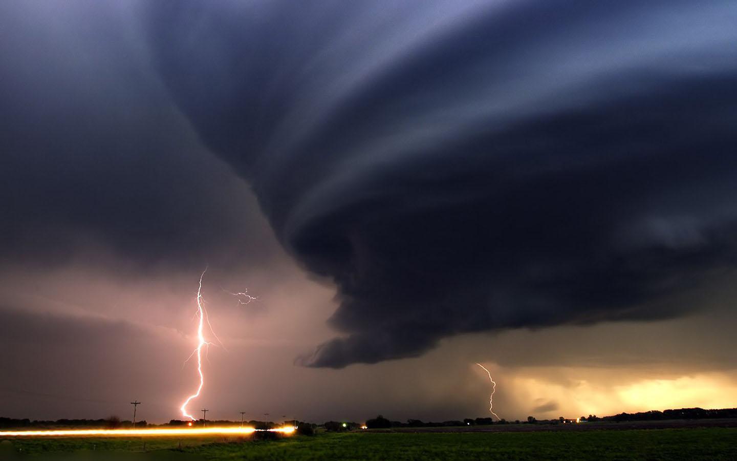 1440x900 Tornado Wallpaper for Android