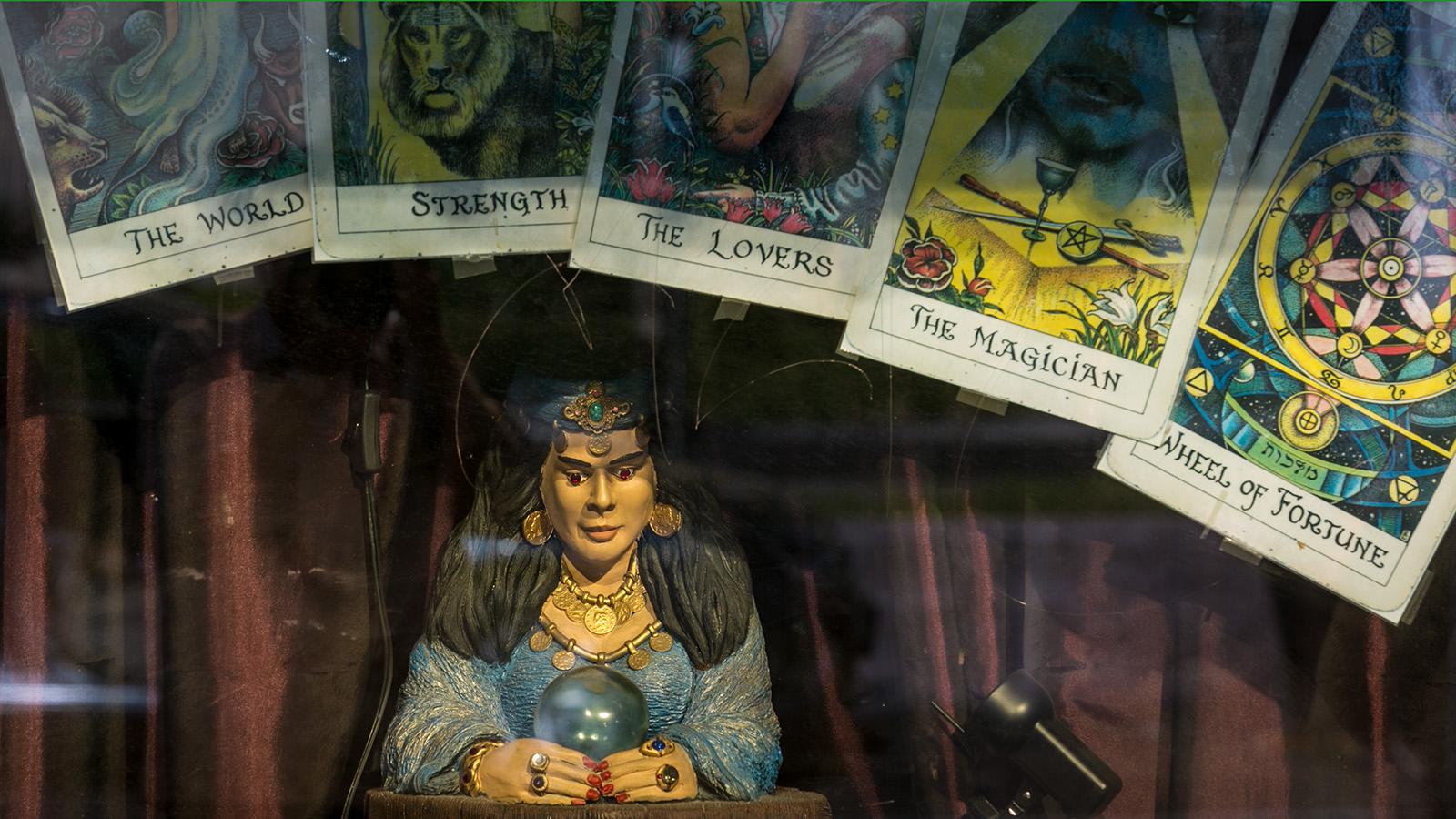 1600x900 How Tarot Cards Work