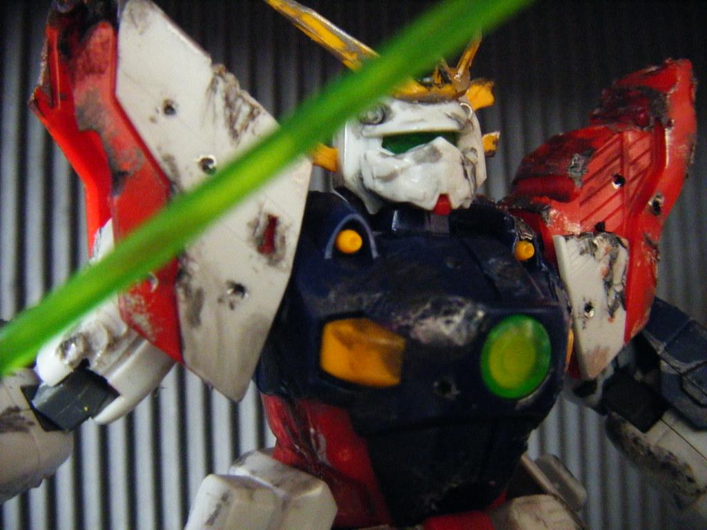 1024x768 BATTLE DAMAGED SHINING GUNDAM 20