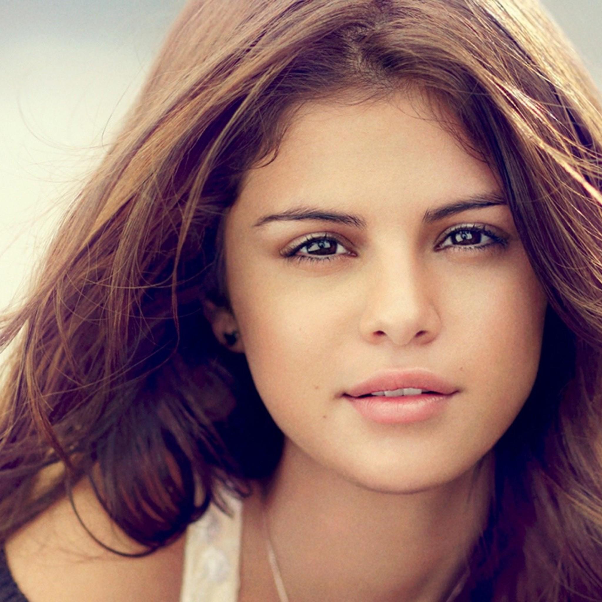 2048x2048 Selena Gomez iPad 7 Wallpaper Download