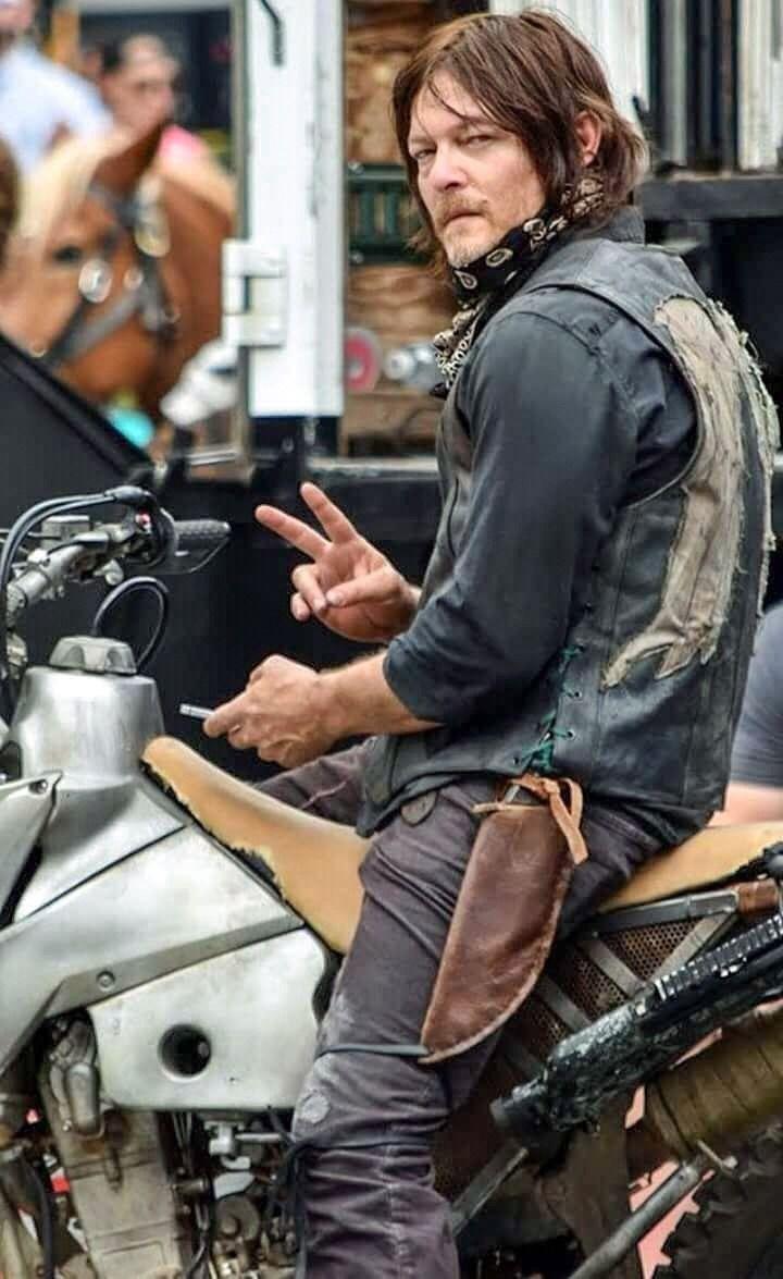 720x1175 Thewalkingdead Hq:“‪Norman Reedus Behind The Scenes Of The Walking Dead Filming Season 9‬ ”. Walking Dead Daryl, Daryl Dixon Walking Dead, Walking Dead Wallpaper