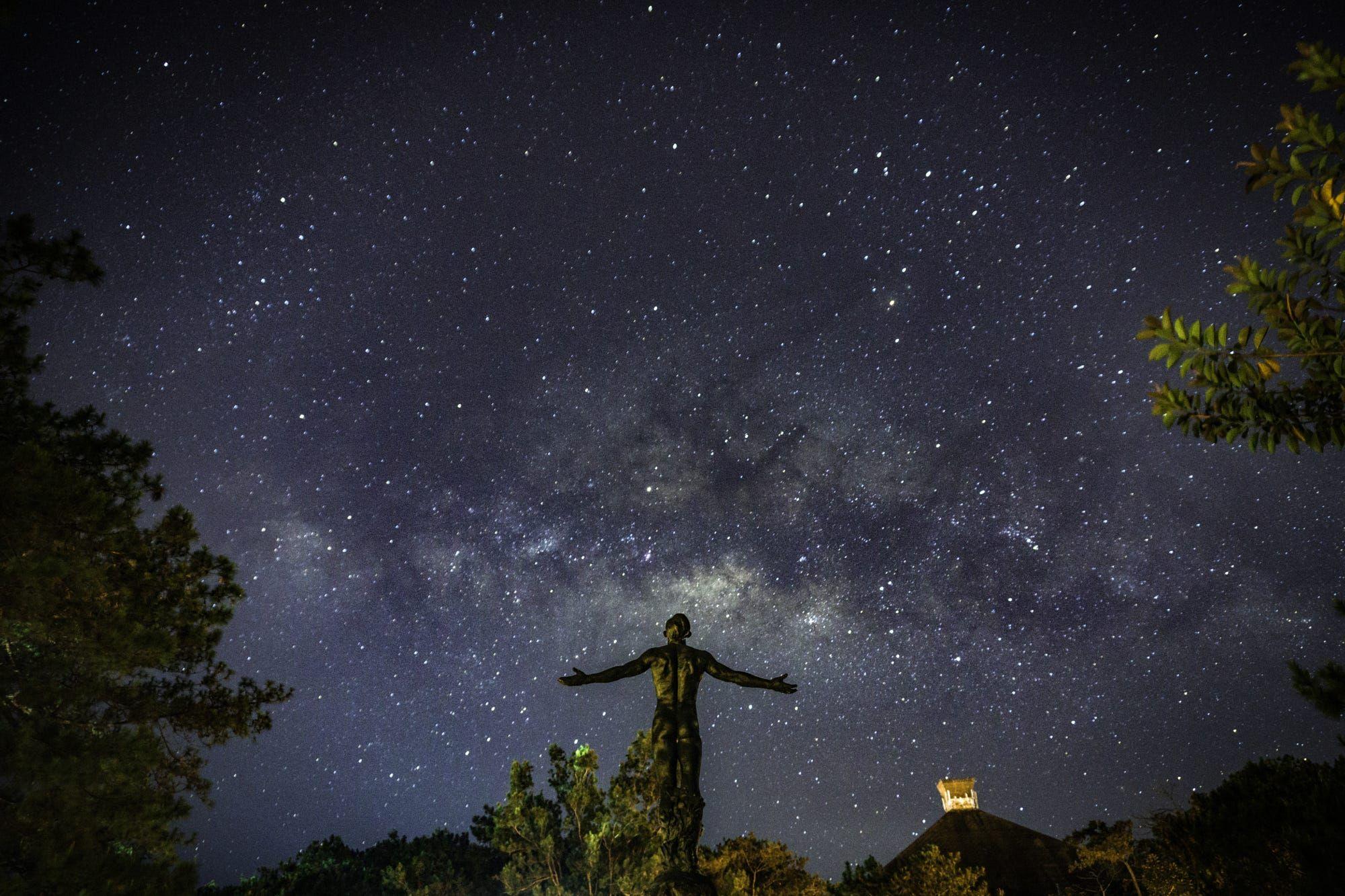 2000x1333 The Oblation and The Milky Way UP Baguio [2400 1600] Joven Paolo Angeles. Philippines wallpaper, University of the philippines diliman, Milky way