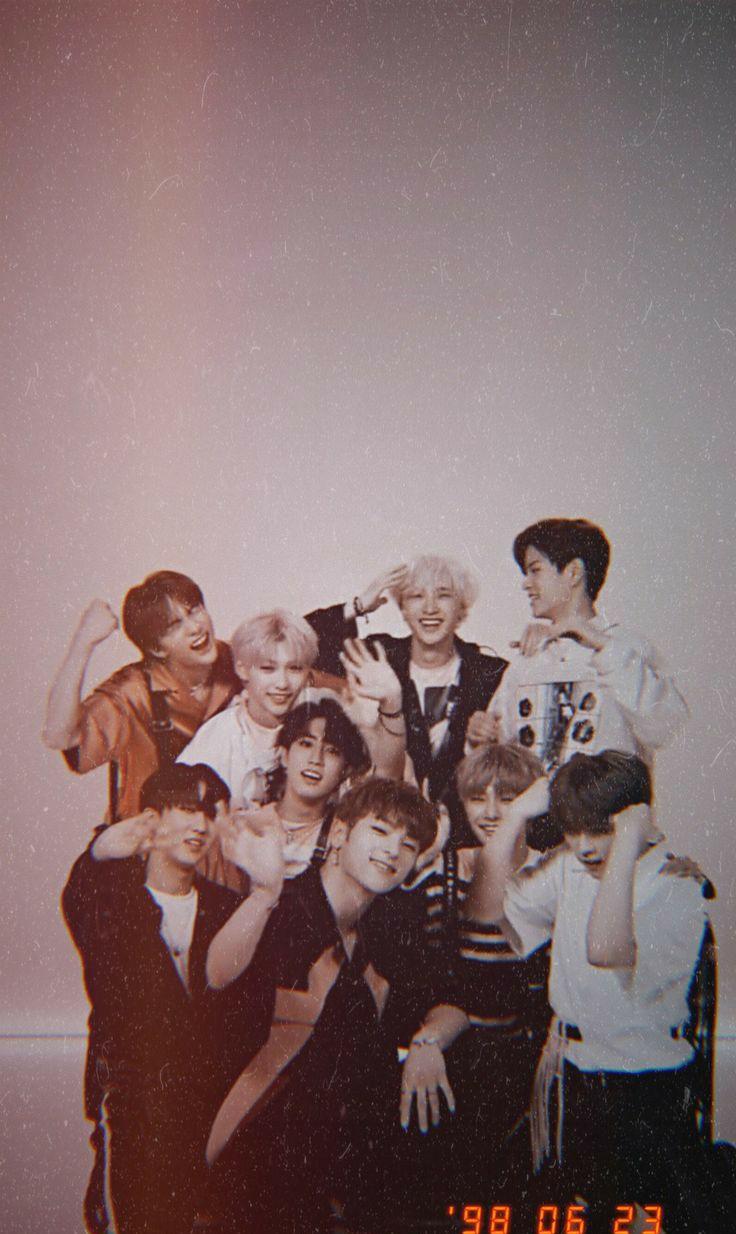 736x1234 A cute Straykids wallpaper