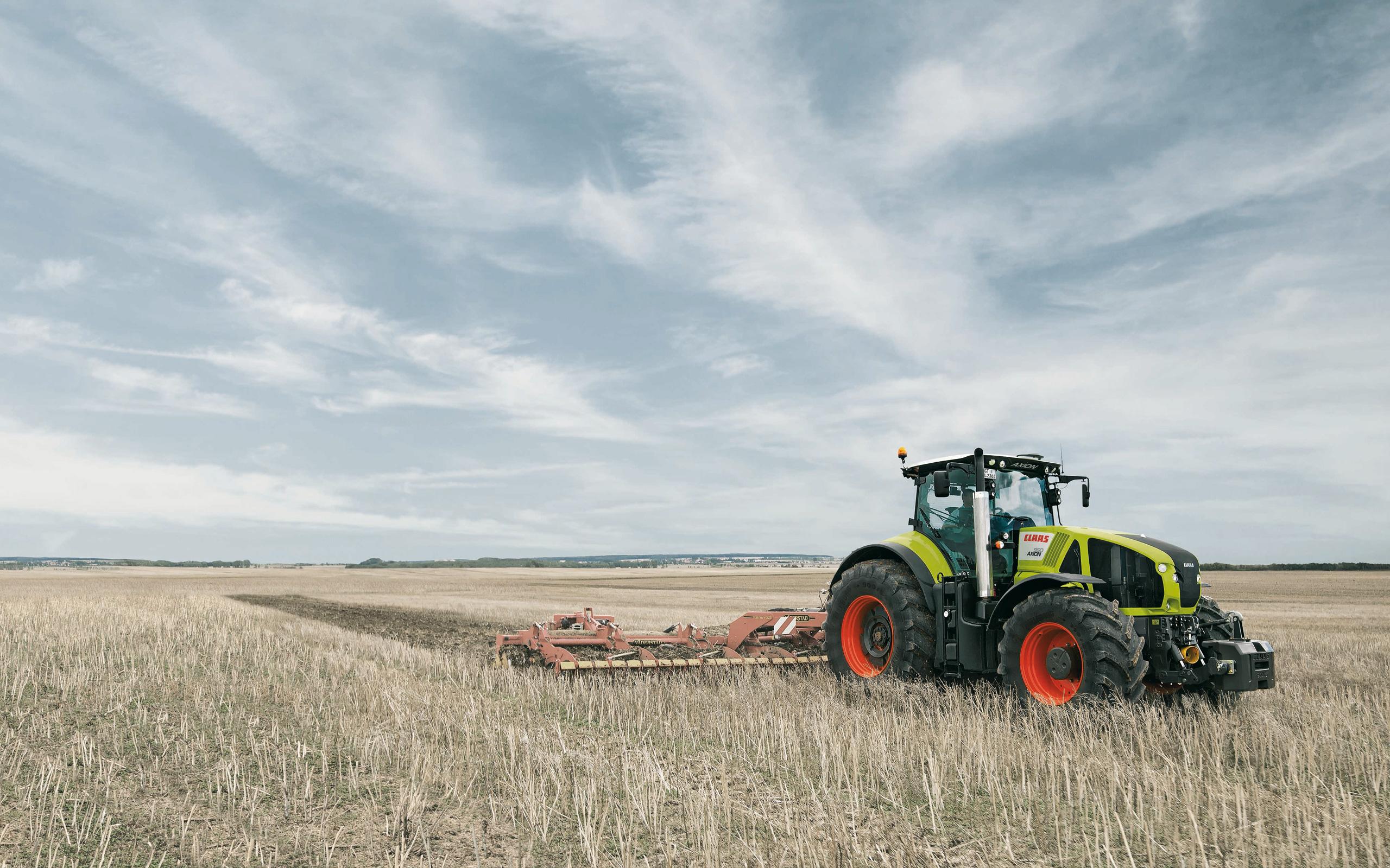 Трактор поле картинки. CLAAS Axion 950. Комбайн Террион. Трактор в поле. Сельхозтехника в поле.