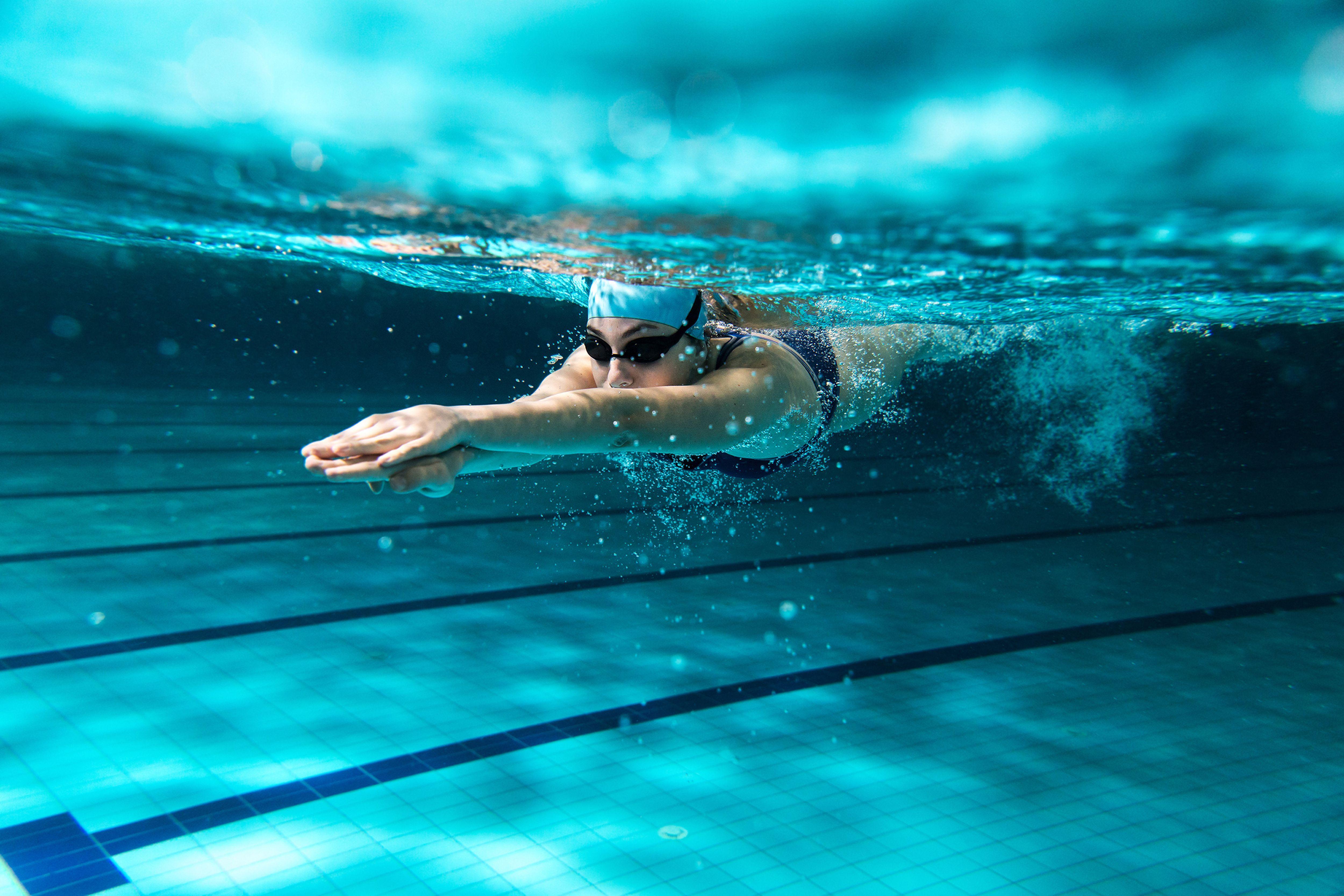 5000x3334 Women Swimming Wallpaper
