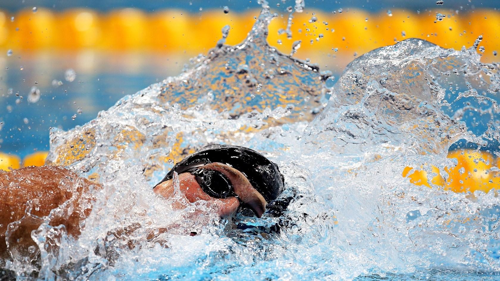 1680x945 Swimmers Wallpaper