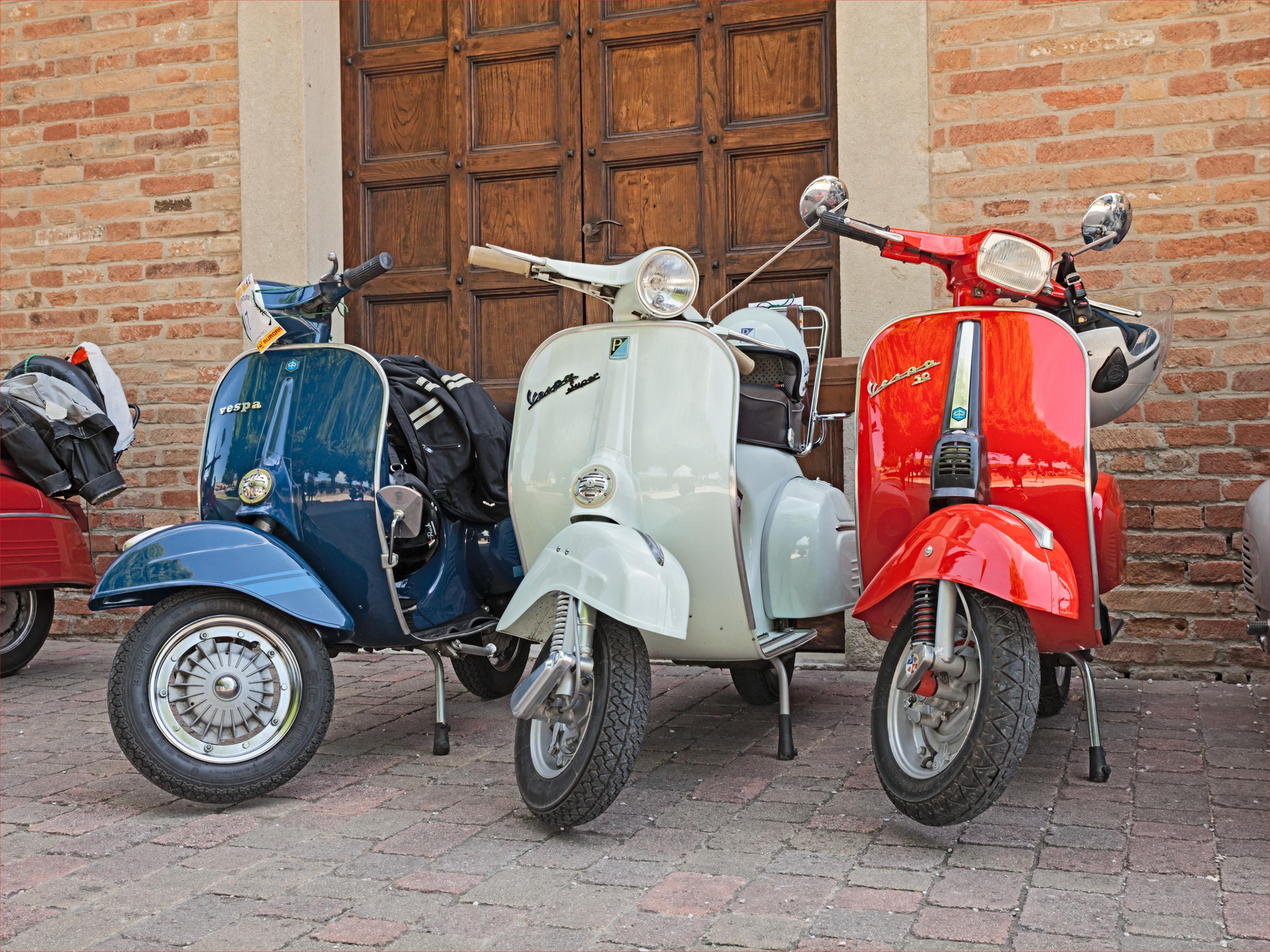 4992x3744 Wallpaper Vespa Retro
