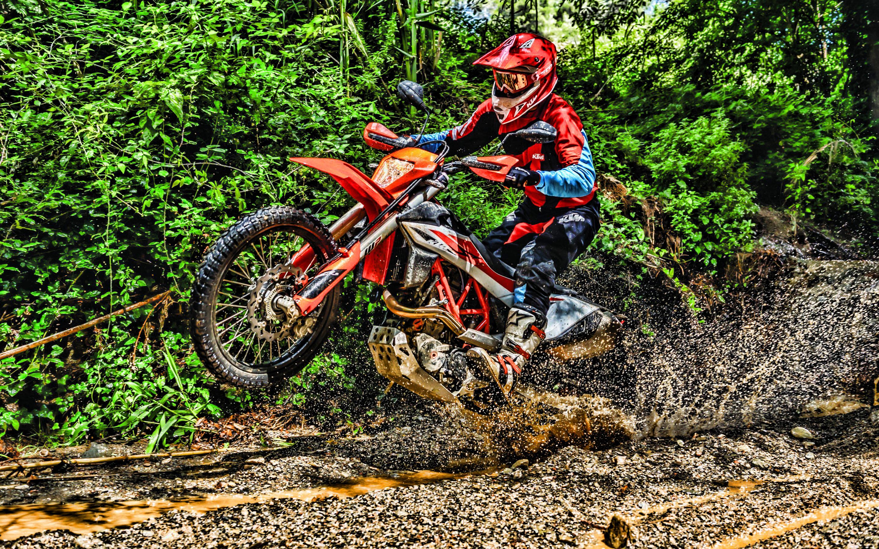 2880x1800 Download wallpaper KTM 690 Enduro R, motocross, HDR, extreme, 2019 bikes, bike in mud, superbikes, KTM, 2019 KTM 690 Enduro R for desktop with resolution 2880x1800. High Quality HD picture wallpaper