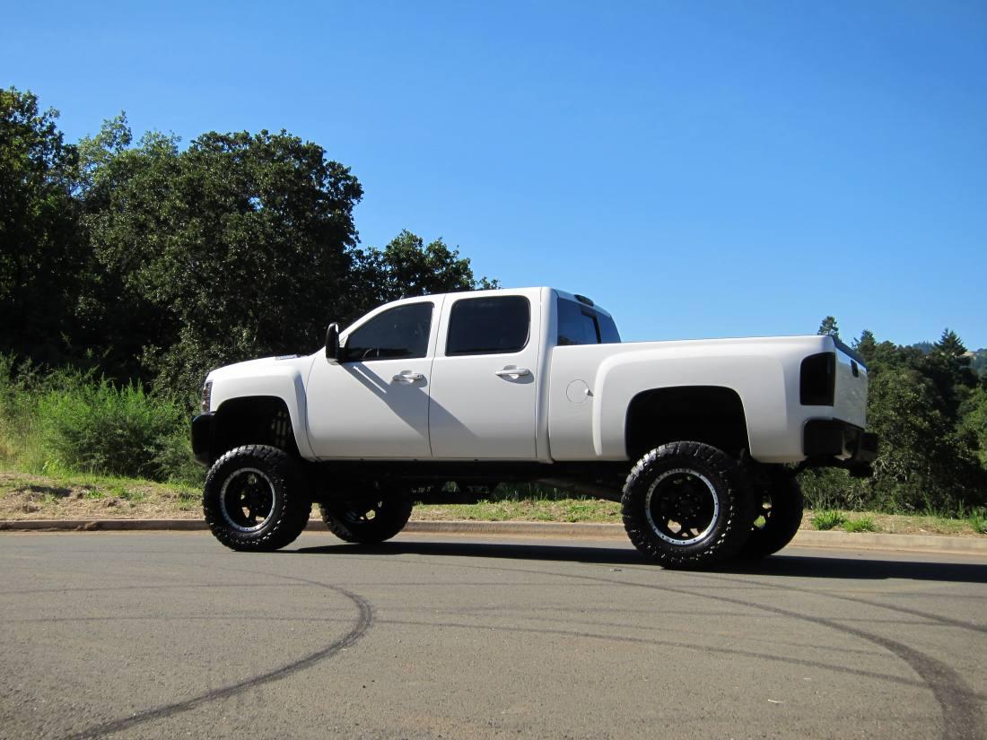 1100x825 Lifted Chevy Truck Wallpaper