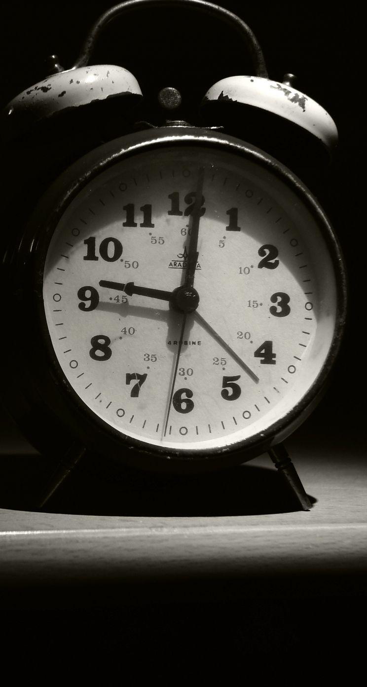 744x1392 iPhone 5 Wallpaper. Clock wallpaper, Retro clock, Vintage floral wallpaper