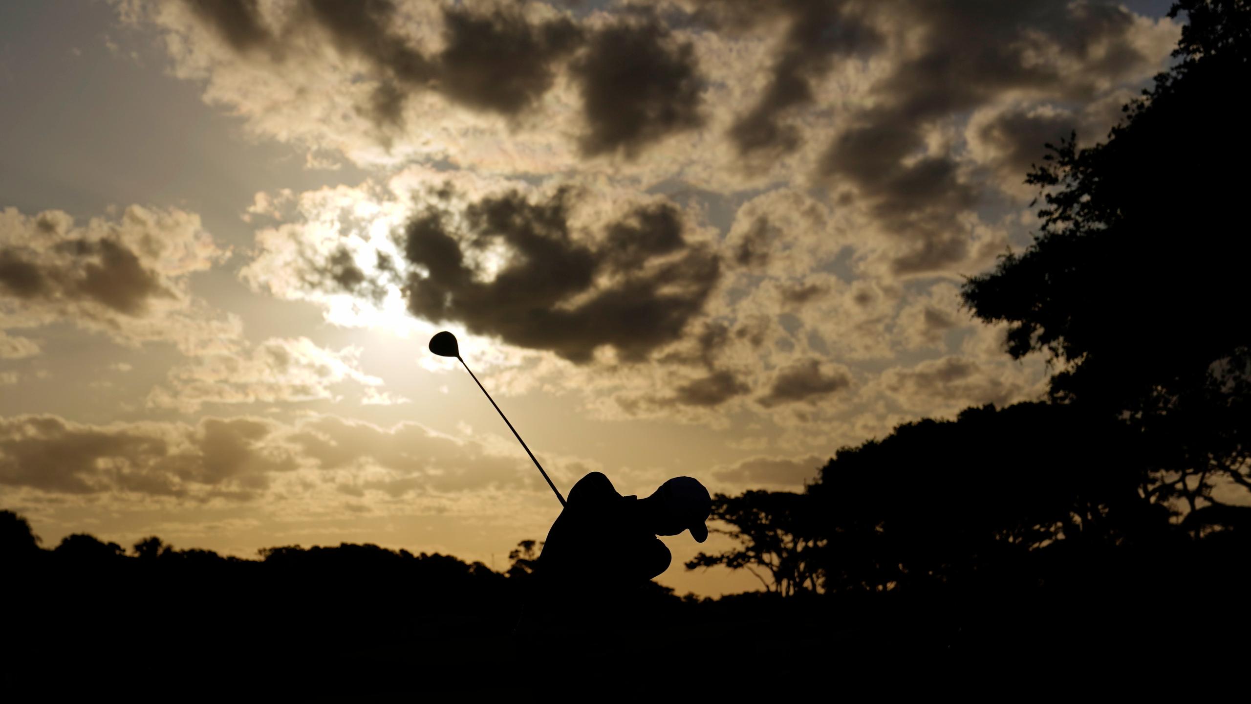 2560x1440 The Latest: Dustin Johnson opens with 76 at PGA Championship
