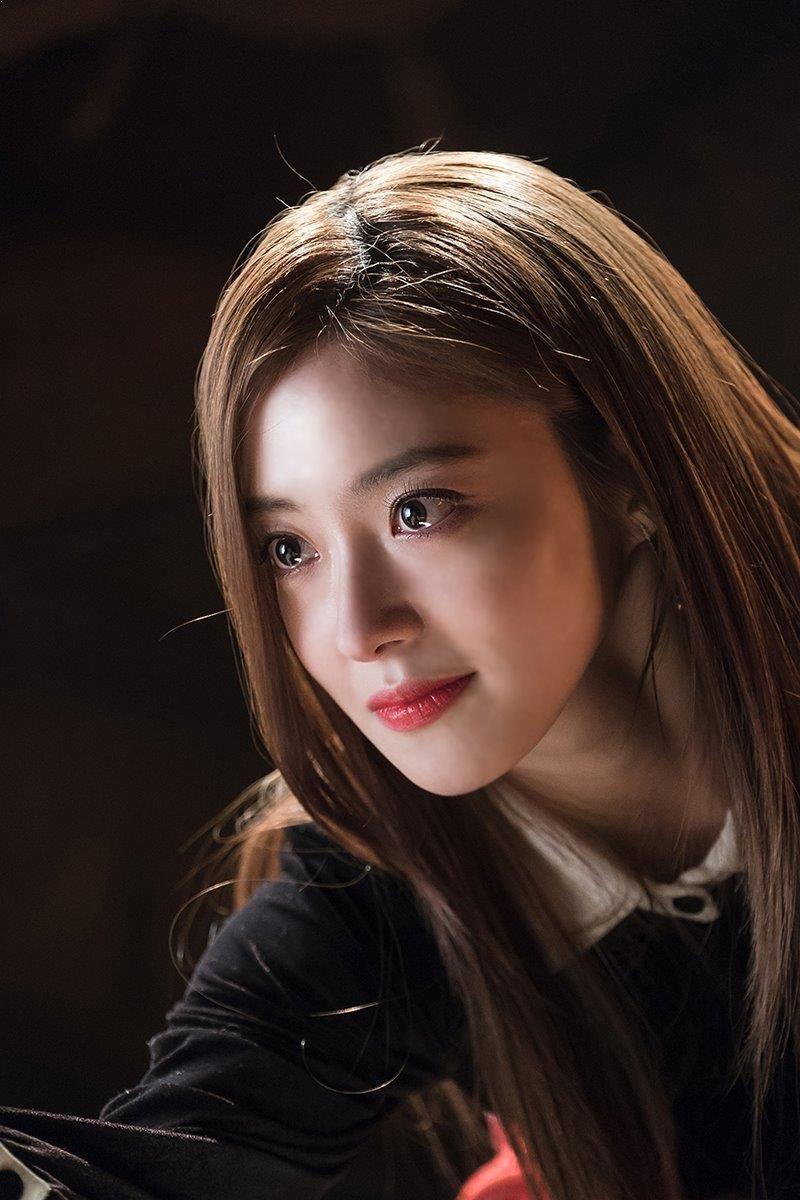 800x1200 Lee Si Young Wallpaper