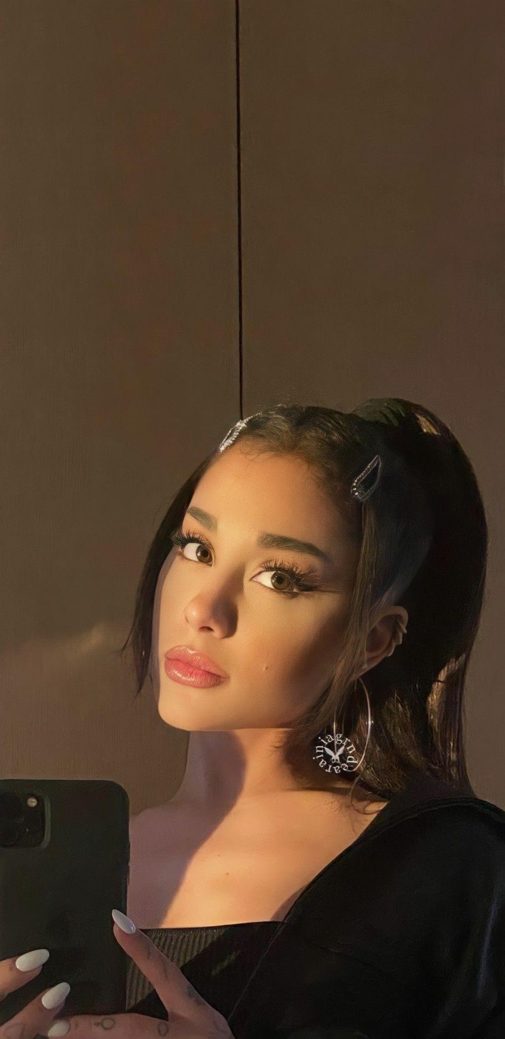 996x2048 Ariana Wallpaper