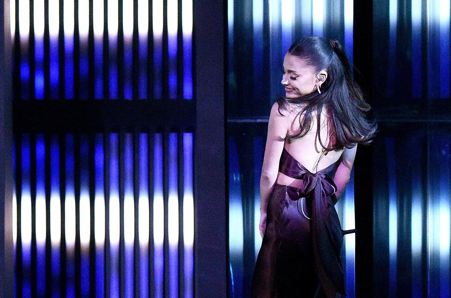 1548x1024 Ariana Grande Unveils New Hairstyle: See It