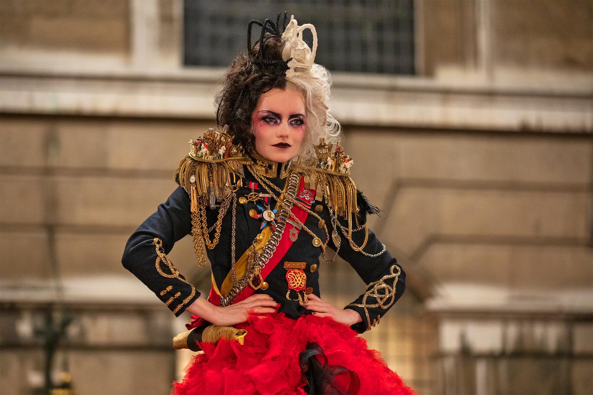 2000x1333 Cruella Image Show Off The Film's Ostentatious Costumes