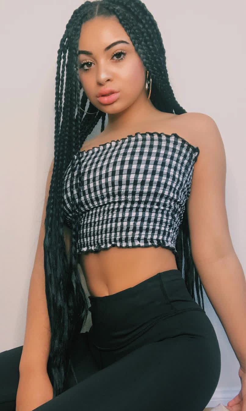806x1344 Daniella Perkins Wallpaper