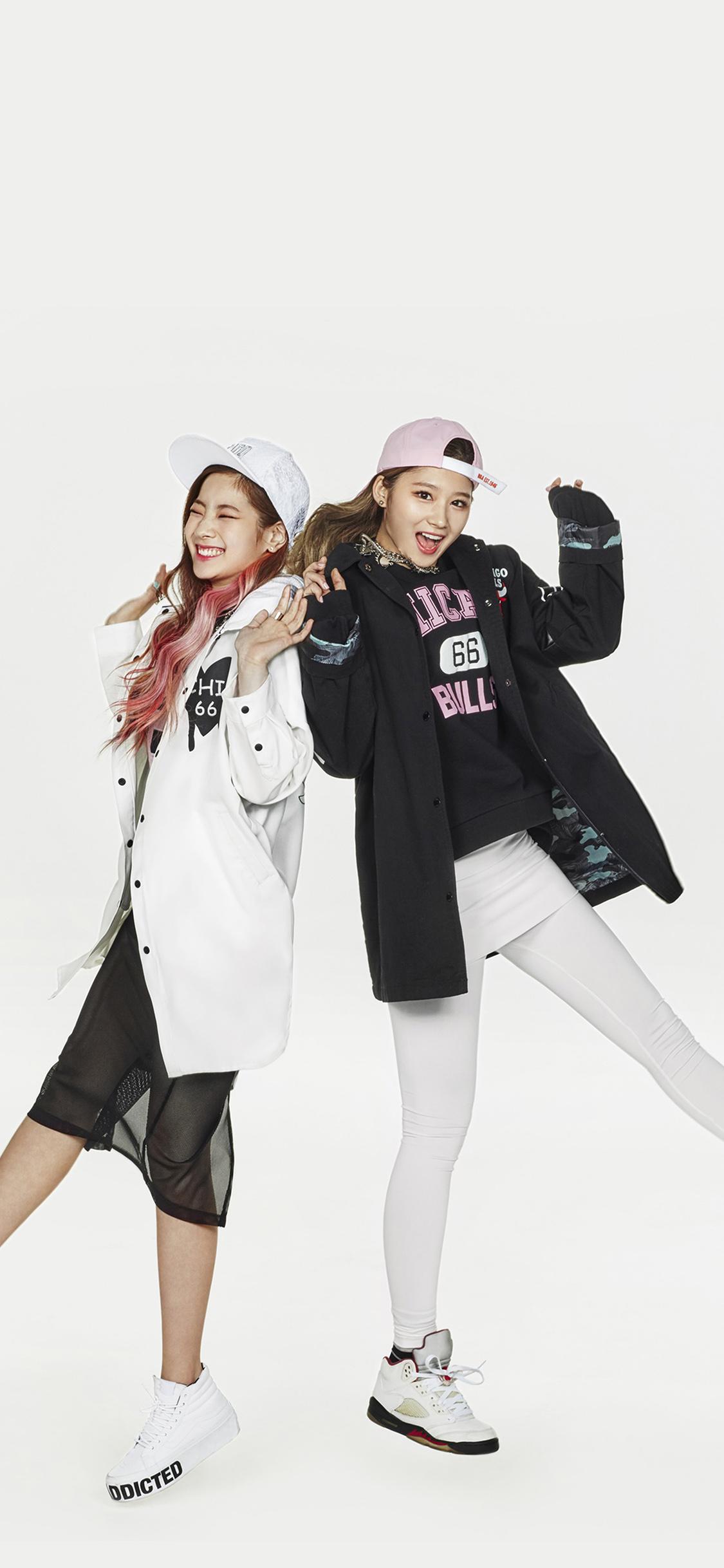 1125x2436 Twice Kpop Girl Cute Wallpaper