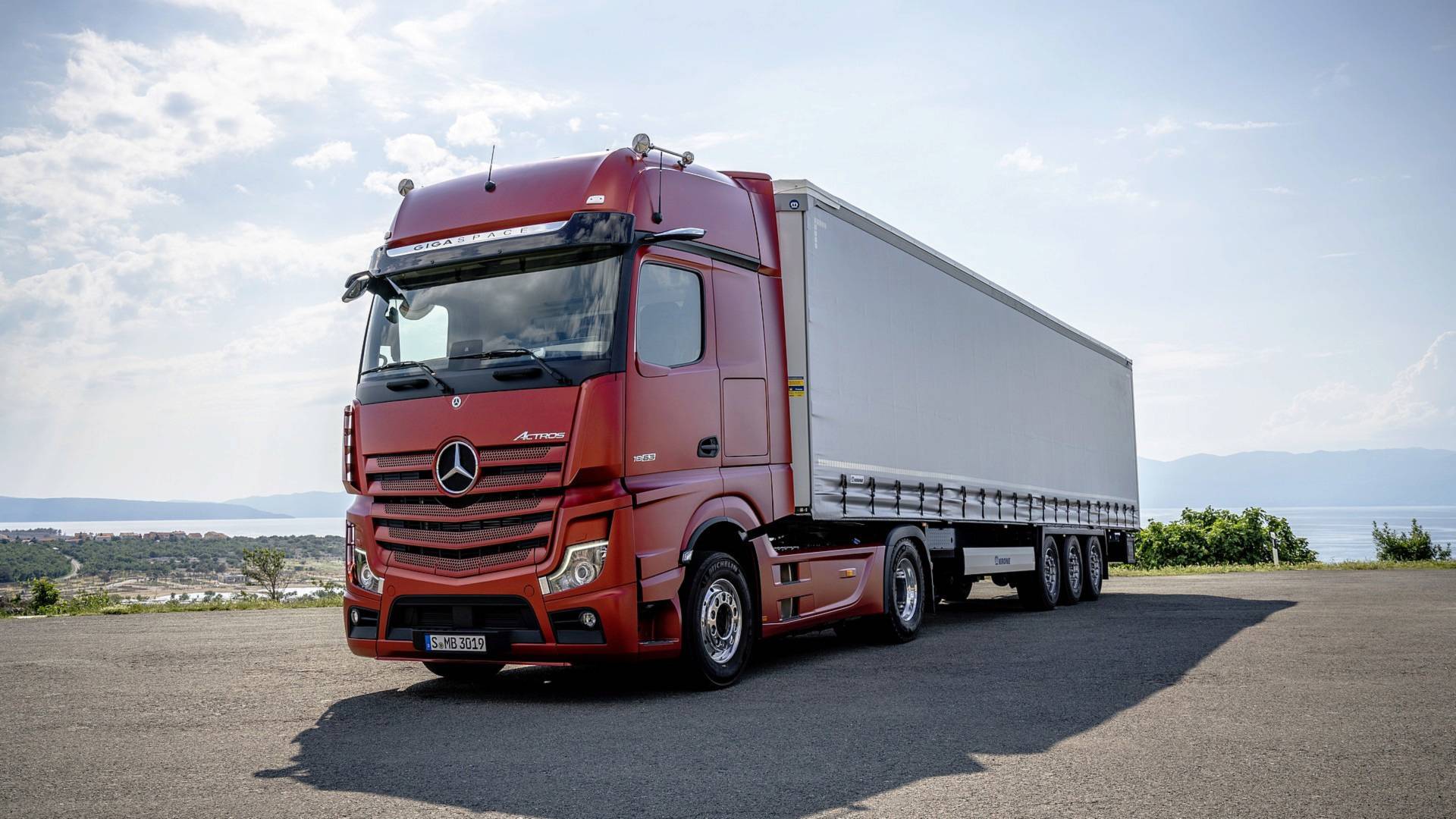 1920x1080 New Mercedes Actros Ditches Conventional Mirrors For Cameras