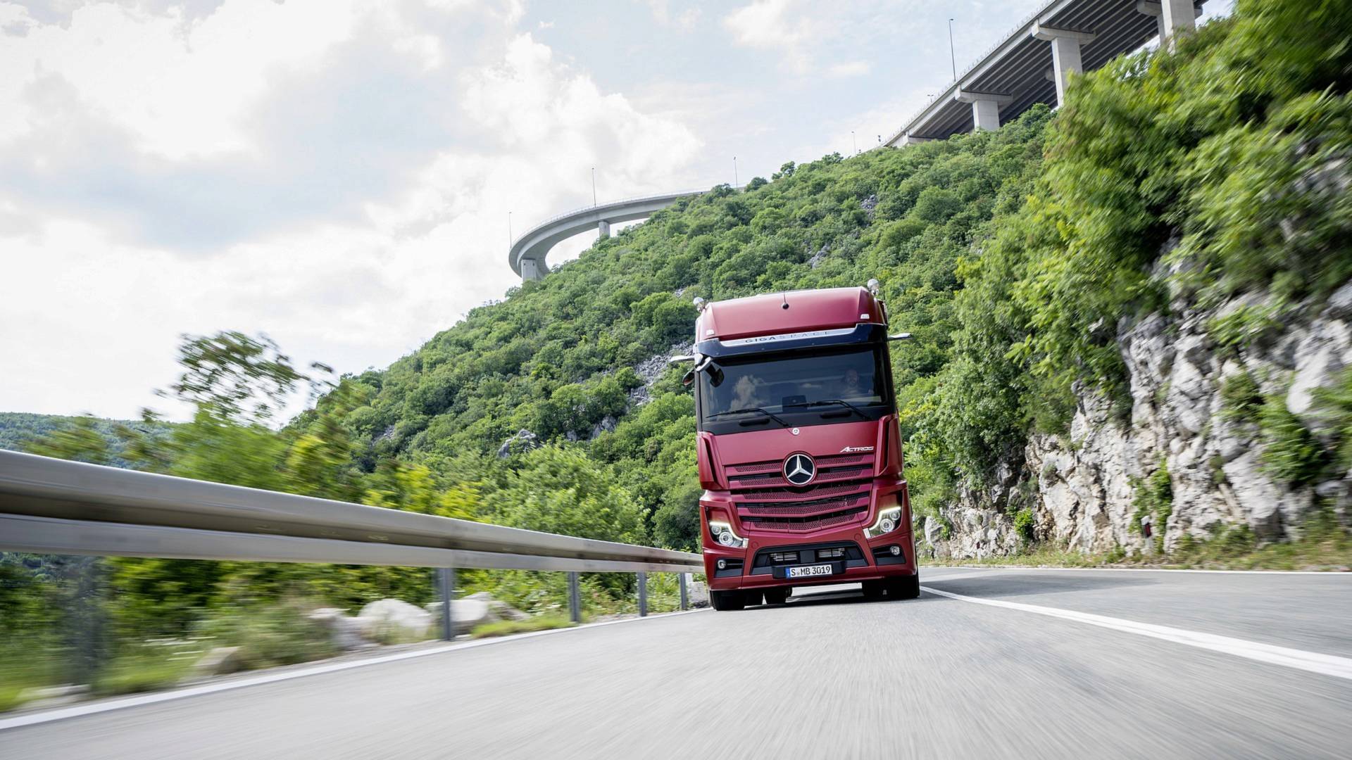 1920x1080 New Mercedes Actros Ditches Conventional Mirrors For Cameras
