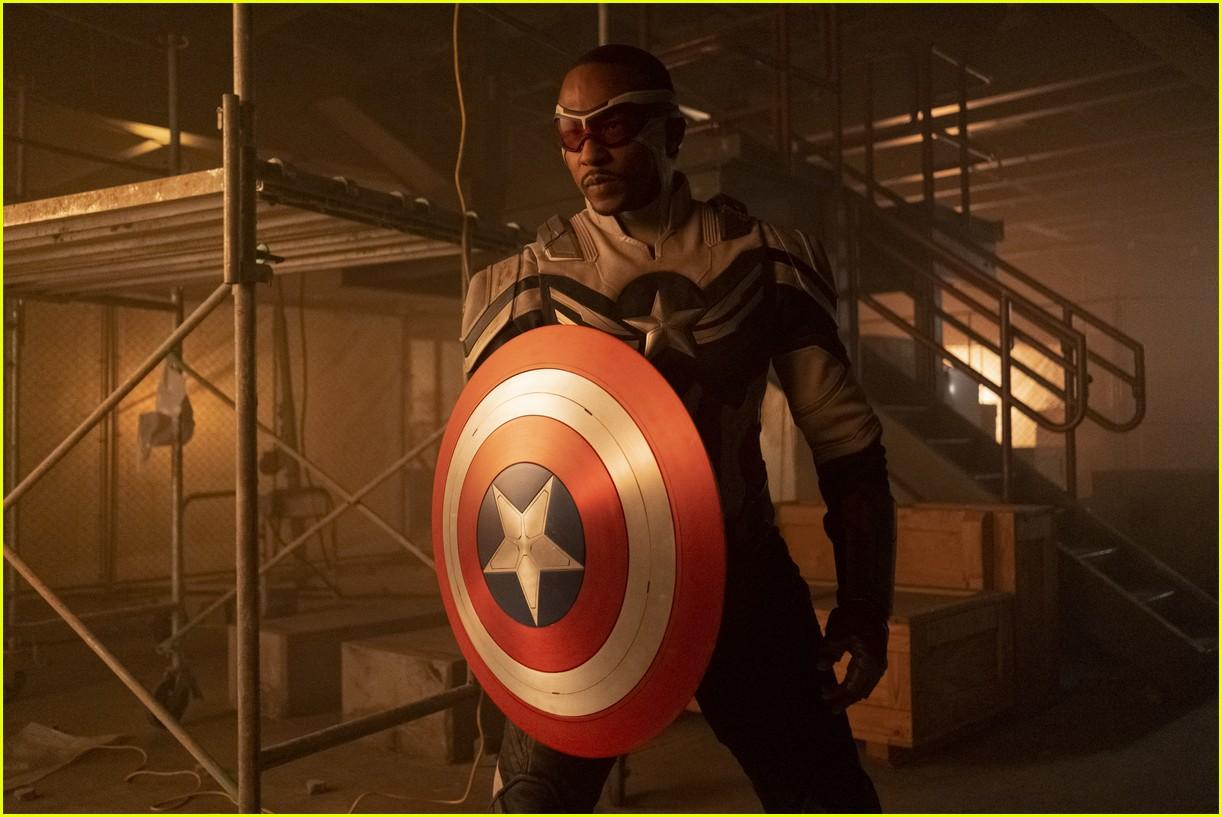 1222x817 Anthony Mackie's Sam Wilson Debuts as Captain America the Poster!: Photo 4548456. Anthony Mackie, Falcon and the Winter Soldier Picture