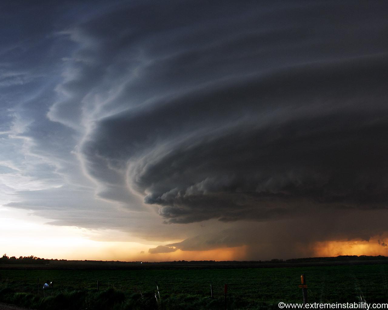 1280x1024 Tornado Geographic Wallpaper