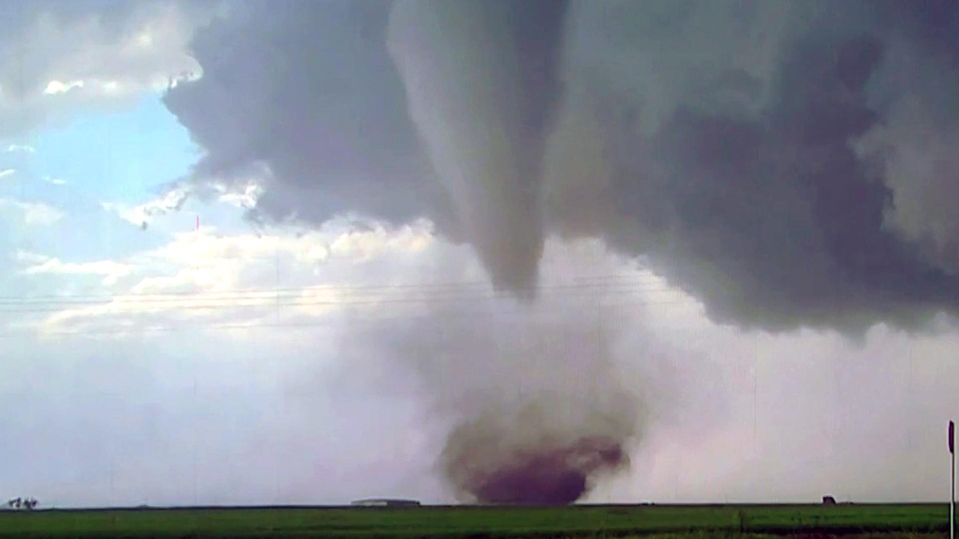 1920x1080 Watch video of tornado forming from clouds and the ground