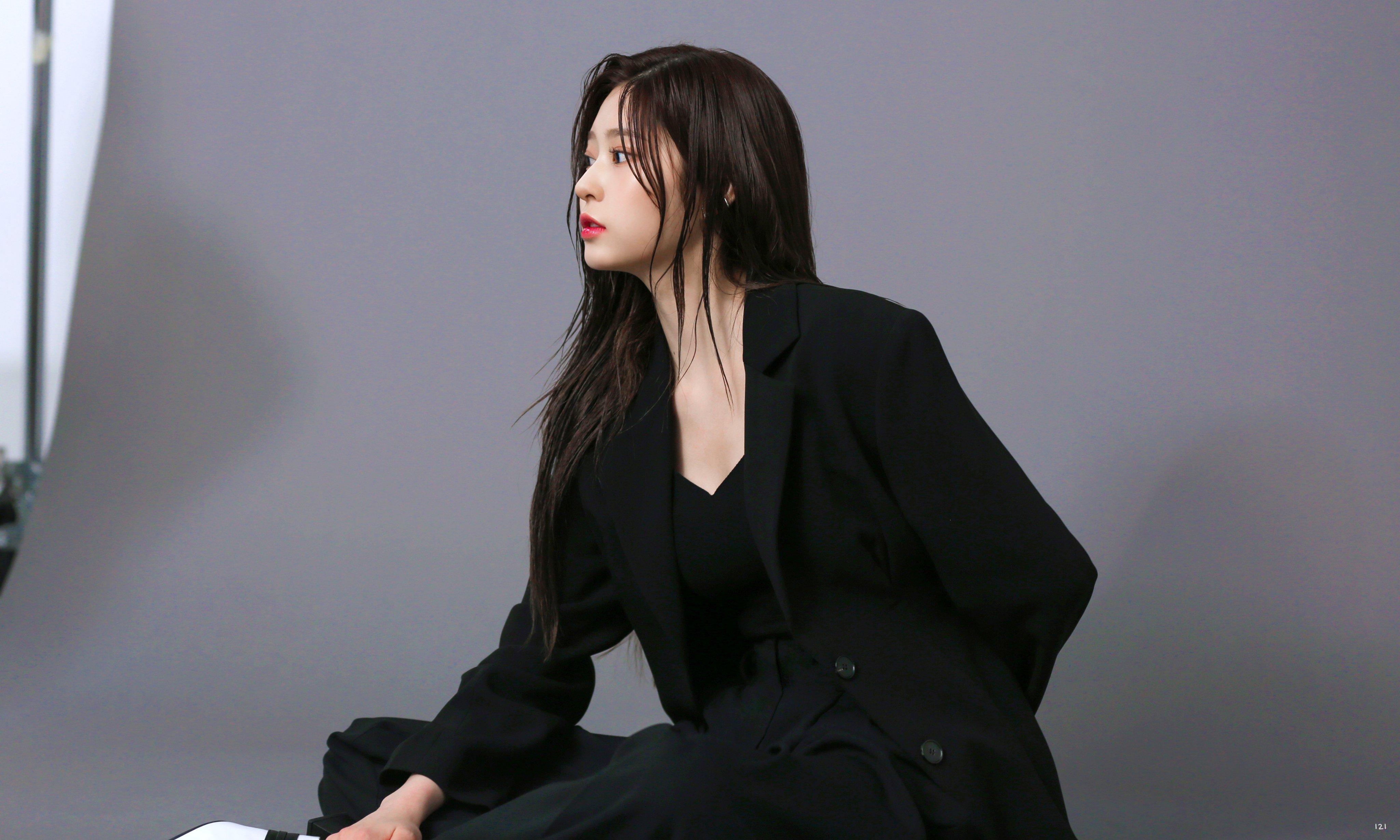 4096x2458 IZ*ONE 01's 1st Look Magazine shoot Minjoo (HD Links): Minju
