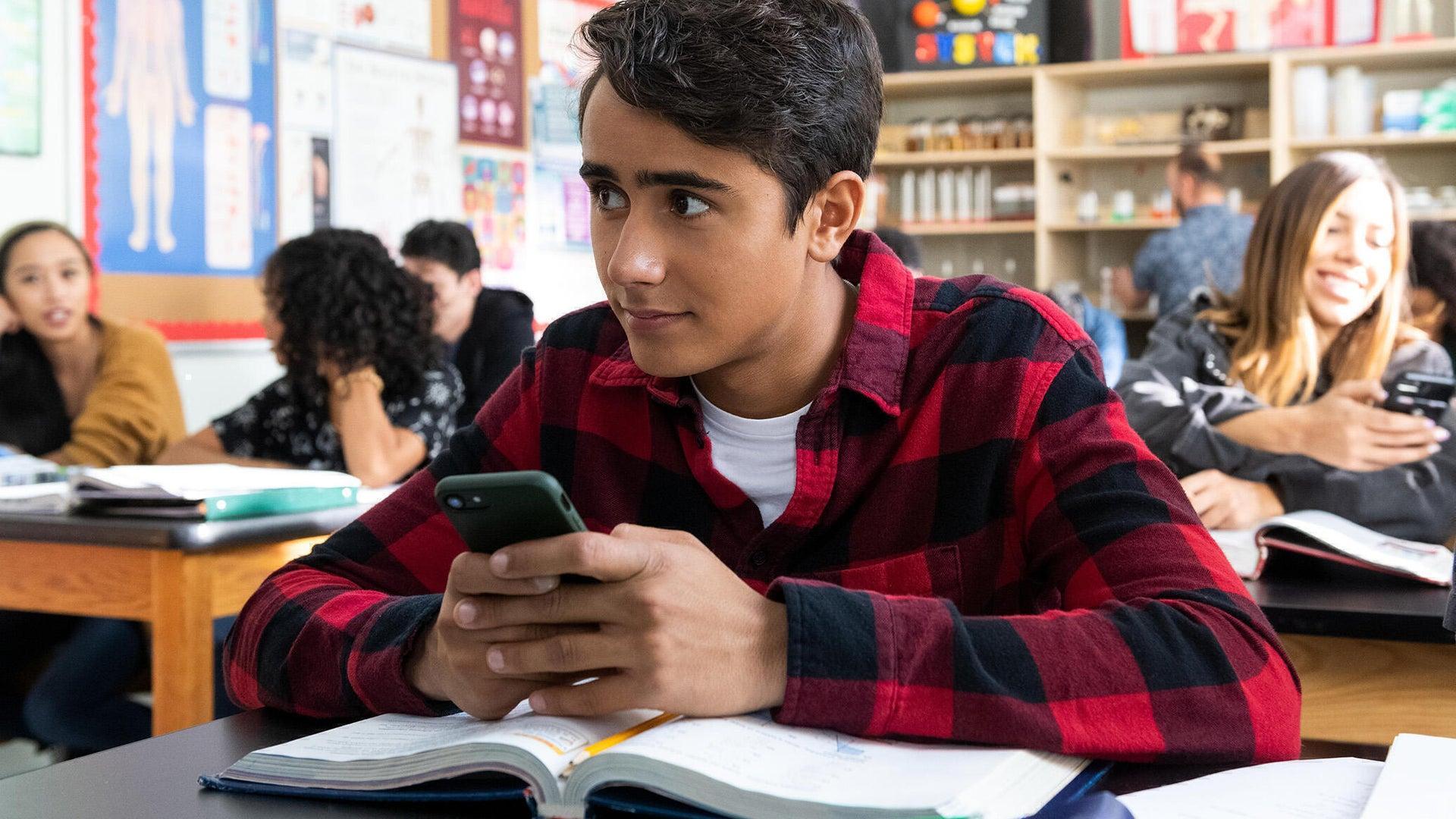 1920x1080 Love, Victor Review: Hulu's Love, Simon Spin Off Is A Coming Out Story We've Heard Before