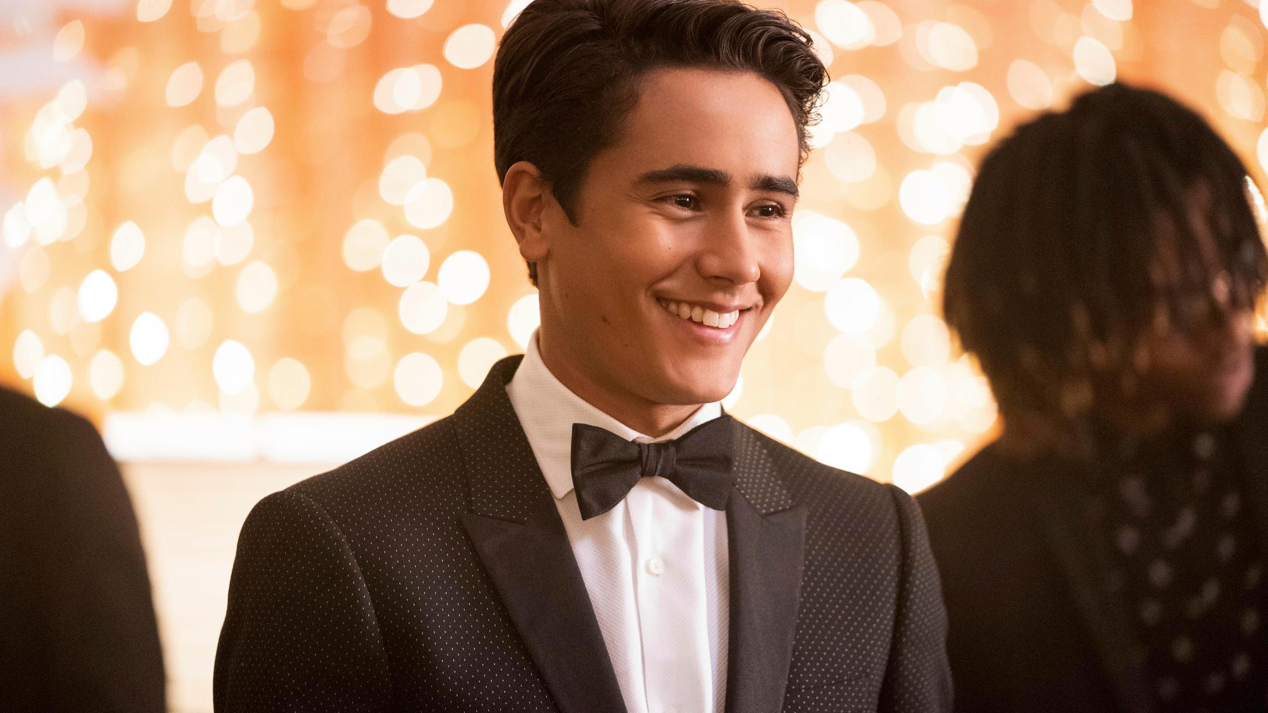 2560x1440 Hulu's 'Love, Victor' tells journey of a Latino gay teen