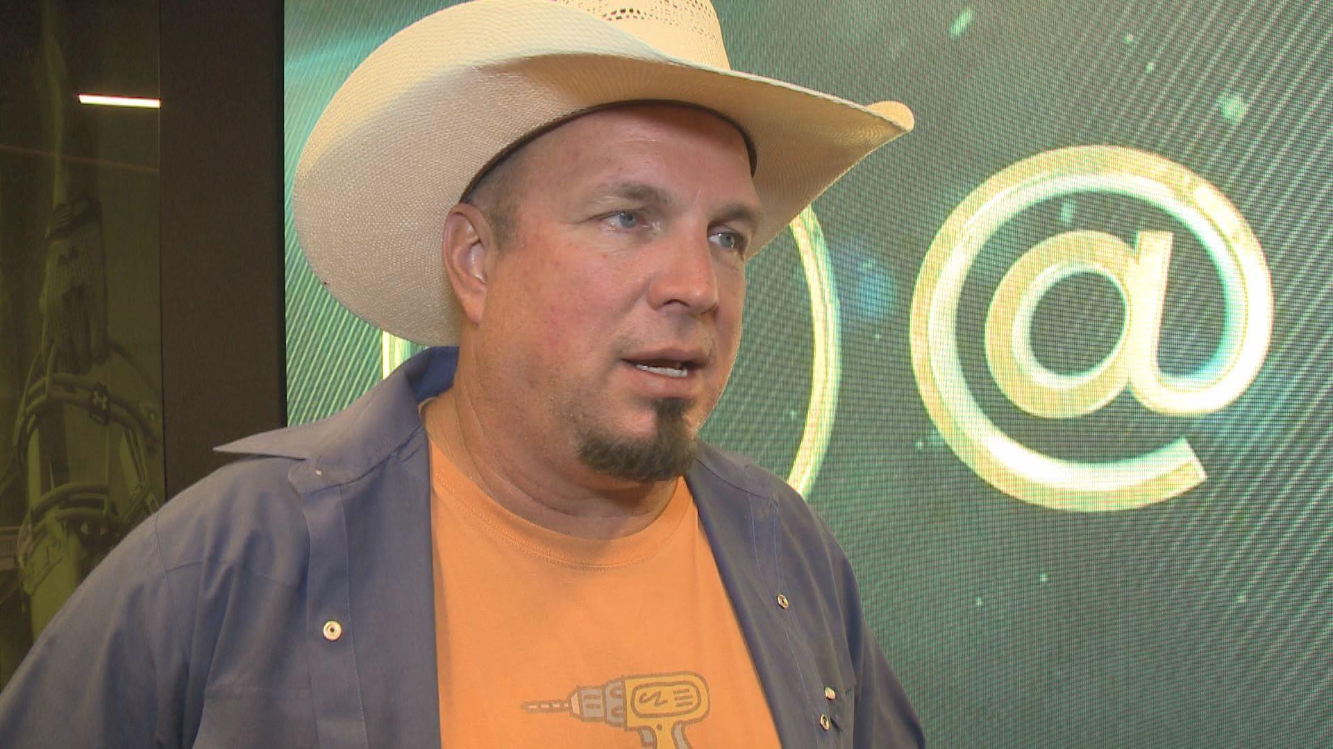 1920x1080 Garth Brooks visits Notre Dame Stadium ahead of October concert